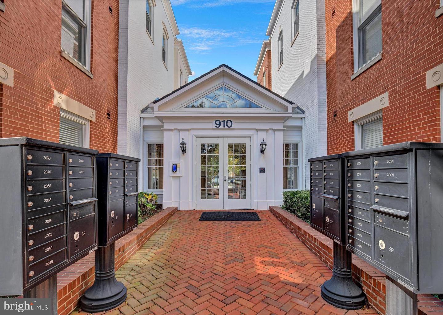 910 POWHATAN ST #104N, ALEXANDRIA, Virginia 22314, 2 Bedrooms Bedrooms, ,2 BathroomsBathrooms,Residential,For sale,910 POWHATAN ST #104N,VAAX2050752 MLS # VAAX2050752