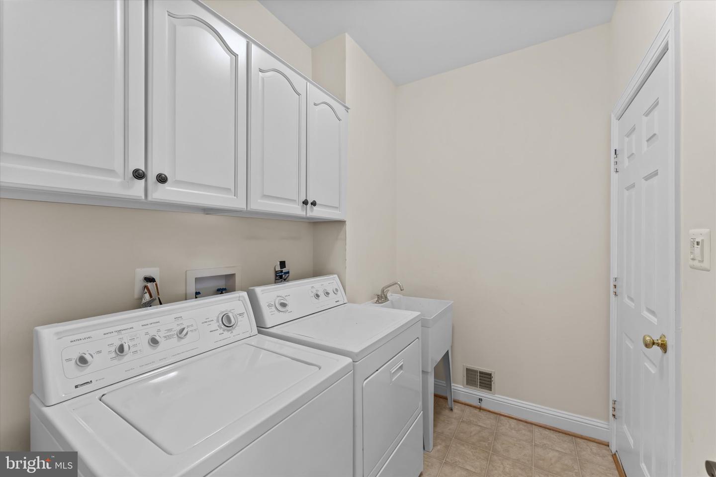 6401 NOBLE ROCK CT, CLIFTON, Virginia 20124, 5 Bedrooms Bedrooms, ,4 BathroomsBathrooms,Residential,For sale,6401 NOBLE ROCK CT,VAFX2274748 MLS # VAFX2274748 6401 NOBLE ROCK CT, CLIFTON, Virginia 20124, 5 Bedrooms Bedrooms, ,4 BathroomsBathrooms,Residential,For sale,6401 NOBLE ROCK CT,VAFX2274748 MLS # VAFX2274748