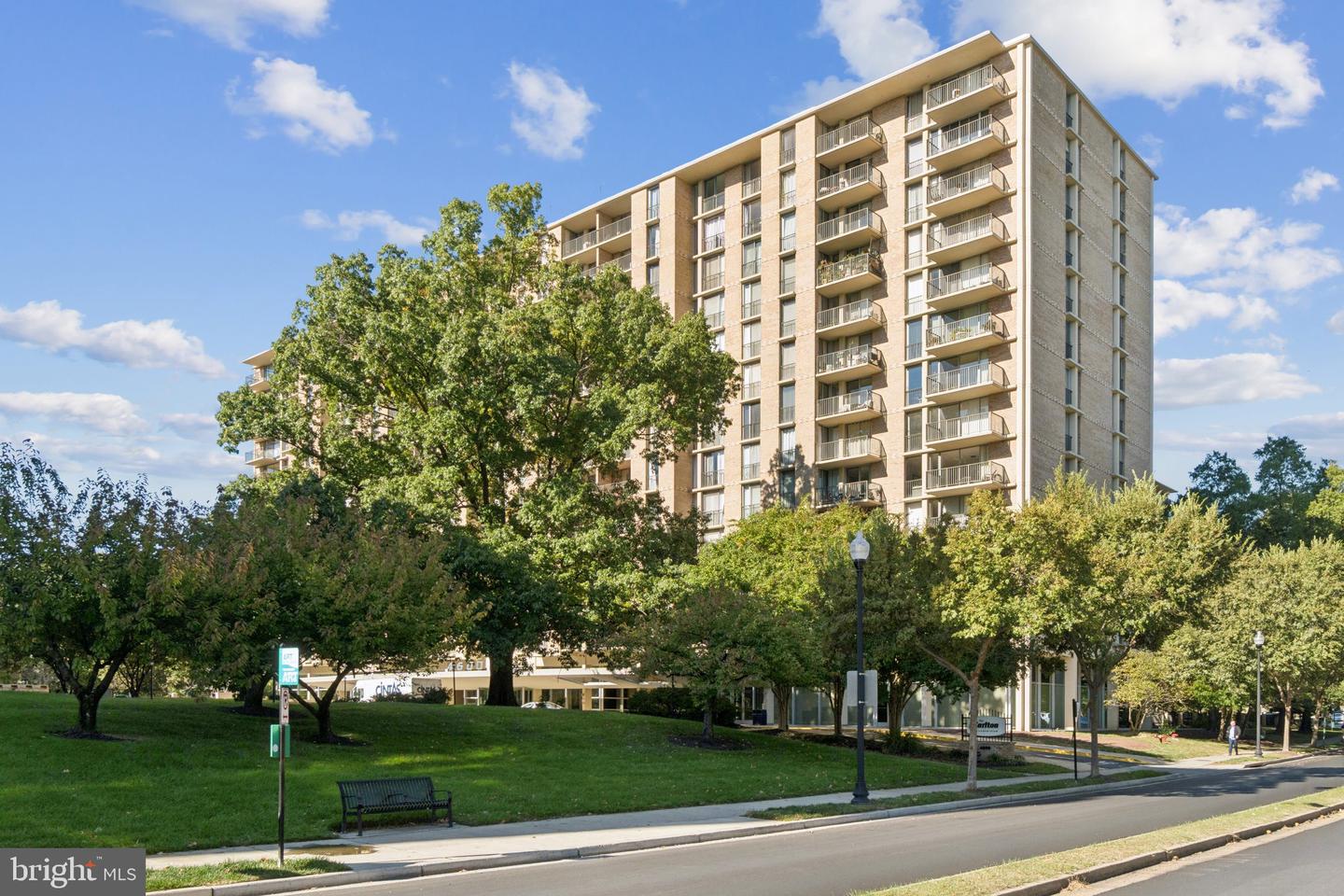4600 S FOUR MILE RUN DR #842, ARLINGTON, Virginia 22204, 1 Bedroom Bedrooms, 1 Room Rooms,1 BathroomBathrooms,Residential,For sale,4600 S FOUR MILE RUN DR #842,VAAR2065004 MLS # VAAR2065004 4600 S FOUR MILE RUN DR #842, ARLINGTON, Virginia 22204, 1 Bedroom Bedrooms, 1 Room Rooms,1 BathroomBathrooms,Residential,For sale,4600 S FOUR MILE RUN DR #842,VAAR2065004 MLS # VAAR2065004