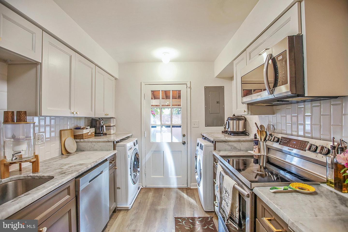 8145 CARRLEIGH PKWY, SPRINGFIELD, Virginia 22152, 2 Bedrooms Bedrooms, ,1 BathroomBathrooms,Residential,For sale,8145 CARRLEIGH PKWY,VAFX2275260 MLS # VAFX2275260 8145 CARRLEIGH PKWY, SPRINGFIELD, Virginia 22152, 2 Bedrooms Bedrooms, ,1 BathroomBathrooms,Residential,For sale,8145 CARRLEIGH PKWY,VAFX2275260 MLS # VAFX2275260