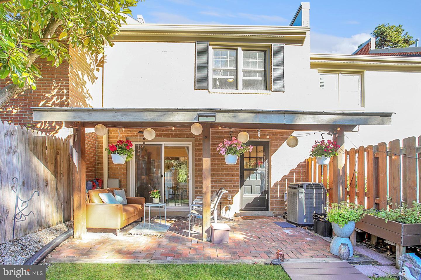 8145 CARRLEIGH PKWY, SPRINGFIELD, Virginia 22152, 2 Bedrooms Bedrooms, ,1 BathroomBathrooms,Residential,For sale,8145 CARRLEIGH PKWY,VAFX2275260 MLS # VAFX2275260 8145 CARRLEIGH PKWY, SPRINGFIELD, Virginia 22152, 2 Bedrooms Bedrooms, ,1 BathroomBathrooms,Residential,For sale,8145 CARRLEIGH PKWY,VAFX2275260 MLS # VAFX2275260