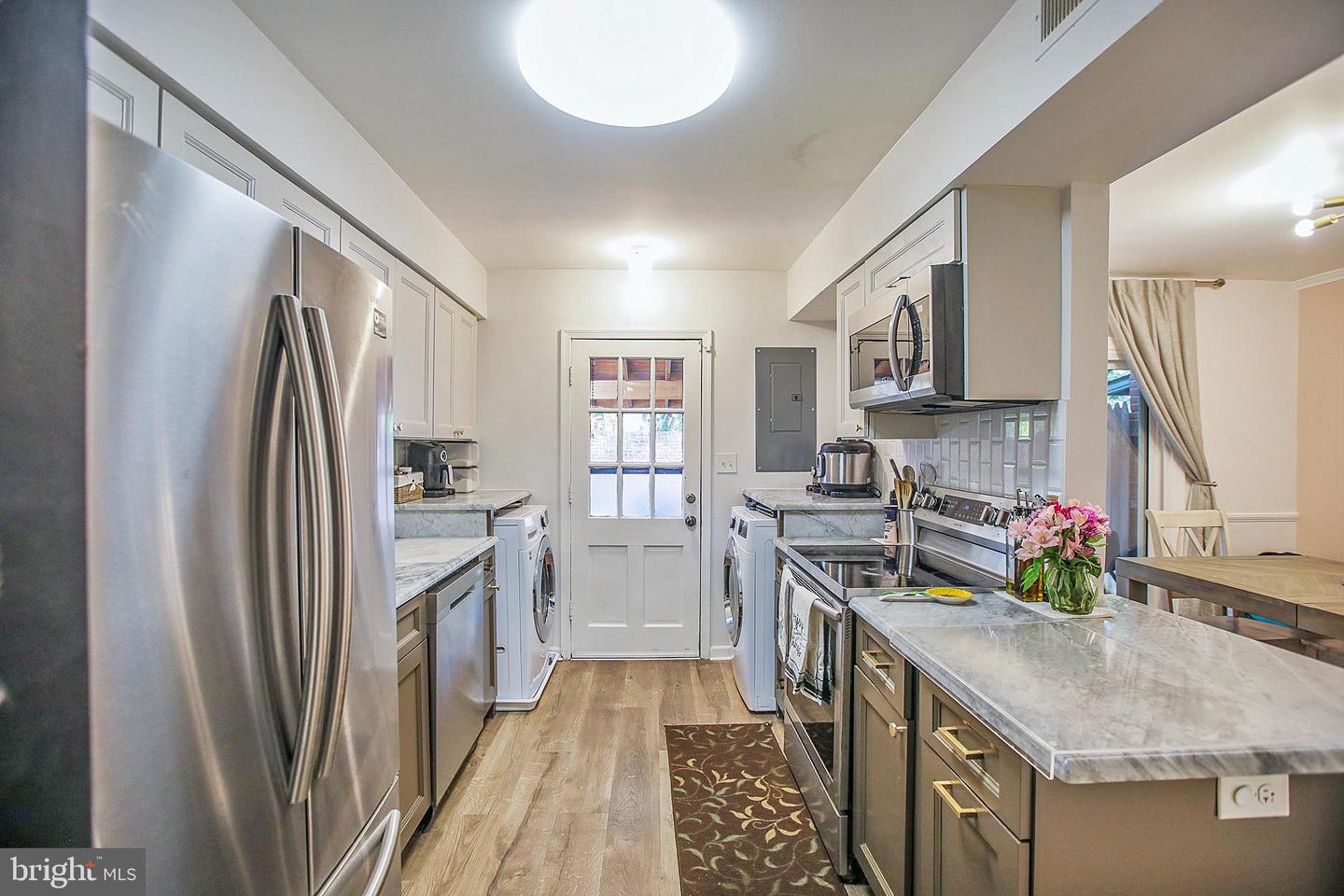 8145 CARRLEIGH PKWY, SPRINGFIELD, Virginia 22152, 2 Bedrooms Bedrooms, ,1 BathroomBathrooms,Residential,For sale,8145 CARRLEIGH PKWY,VAFX2275260 MLS # VAFX2275260 8145 CARRLEIGH PKWY, SPRINGFIELD, Virginia 22152, 2 Bedrooms Bedrooms, ,1 BathroomBathrooms,Residential,For sale,8145 CARRLEIGH PKWY,VAFX2275260 MLS # VAFX2275260