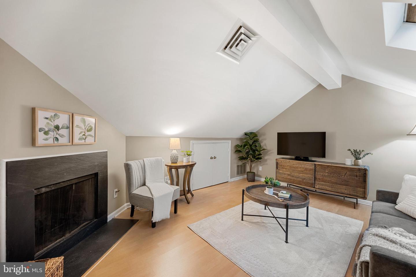 1403 E ABINGDON DR #6, ALEXANDRIA, Virginia 22314, 2 Bedrooms Bedrooms, ,1 BathroomBathrooms,Residential,For sale,1403 E ABINGDON DR #6,VAAX2051134 MLS # VAAX2051134 1403 E ABINGDON DR #6, ALEXANDRIA, Virginia 22314, 2 Bedrooms Bedrooms, ,1 BathroomBathrooms,Residential,For sale,1403 E ABINGDON DR #6,VAAX2051134 MLS # VAAX2051134