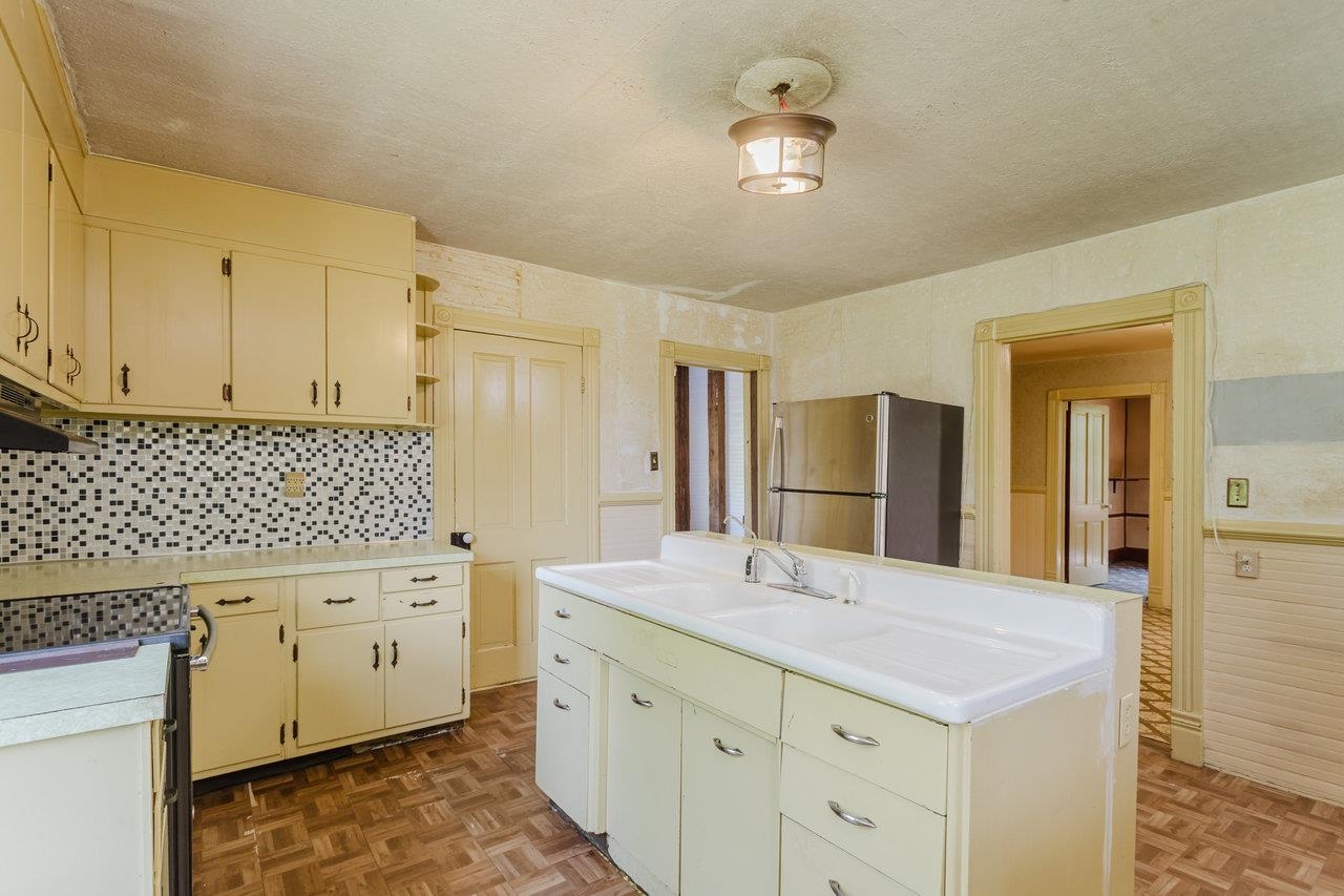 98 COTTONWOOD AVE, GROTTOES, Virginia 24441, 5 Bedrooms Bedrooms, ,1 BathroomBathrooms,Residential,98 COTTONWOOD AVE,670415 MLS # 670415 98 COTTONWOOD AVE, GROTTOES, Virginia 24441, 5 Bedrooms Bedrooms, ,1 BathroomBathrooms,Residential,98 COTTONWOOD AVE,670415 MLS # 670415