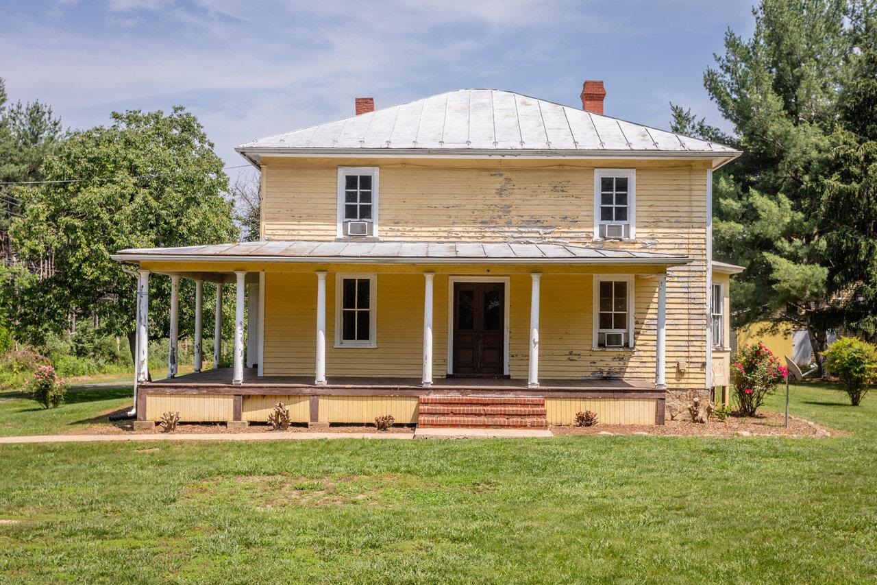 98 COTTONWOOD AVE, GROTTOES, Virginia 24441, 5 Bedrooms Bedrooms, ,1 BathroomBathrooms,Residential,98 COTTONWOOD AVE,670415 MLS # 670415 98 COTTONWOOD AVE, GROTTOES, Virginia 24441, 5 Bedrooms Bedrooms, ,1 BathroomBathrooms,Residential,98 COTTONWOOD AVE,670415 MLS # 670415