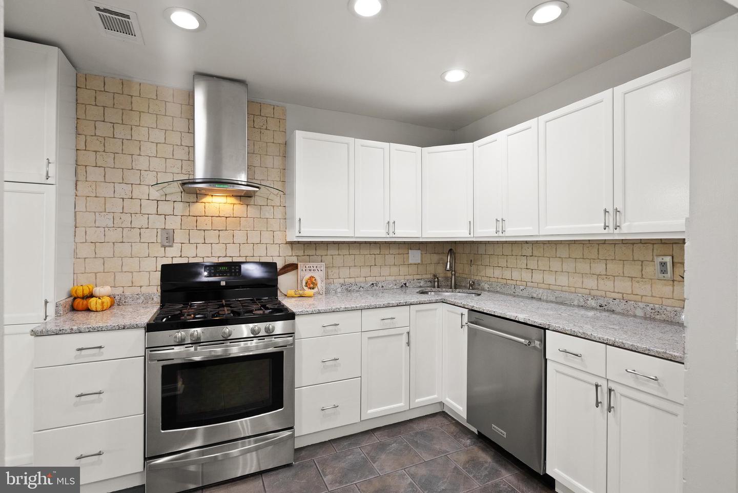 4006 NOVAR DR, CHANTILLY, Virginia 20151, 4 Bedrooms Bedrooms, ,2 BathroomsBathrooms,Residential,For sale,4006 NOVAR DR,VAFX2268096 MLS # VAFX2268096