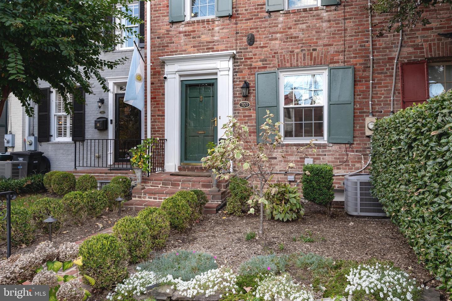 707 S ROYAL ST, ALEXANDRIA, Virginia 22314, 3 Bedrooms Bedrooms, ,2 BathroomsBathrooms,Residential,For sale,707 S ROYAL ST,VAAX2050456 MLS # VAAX2050456 707 S ROYAL ST, ALEXANDRIA, Virginia 22314, 3 Bedrooms Bedrooms, ,2 BathroomsBathrooms,Residential,For sale,707 S ROYAL ST,VAAX2050456 MLS # VAAX2050456