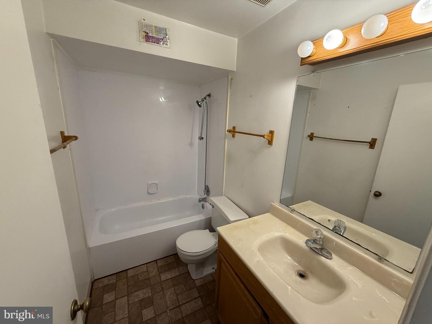 8530 BARRINGTON CT #938, SPRINGFIELD, Virginia 22152, 3 Bedrooms Bedrooms, ,2 BathroomsBathrooms,Residential,For sale,8530 BARRINGTON CT #938,VAFX2270582 MLS # VAFX2270582 8530 BARRINGTON CT #938, SPRINGFIELD, Virginia 22152, 3 Bedrooms Bedrooms, ,2 BathroomsBathrooms,Residential,For sale,8530 BARRINGTON CT #938,VAFX2270582 MLS # VAFX2270582