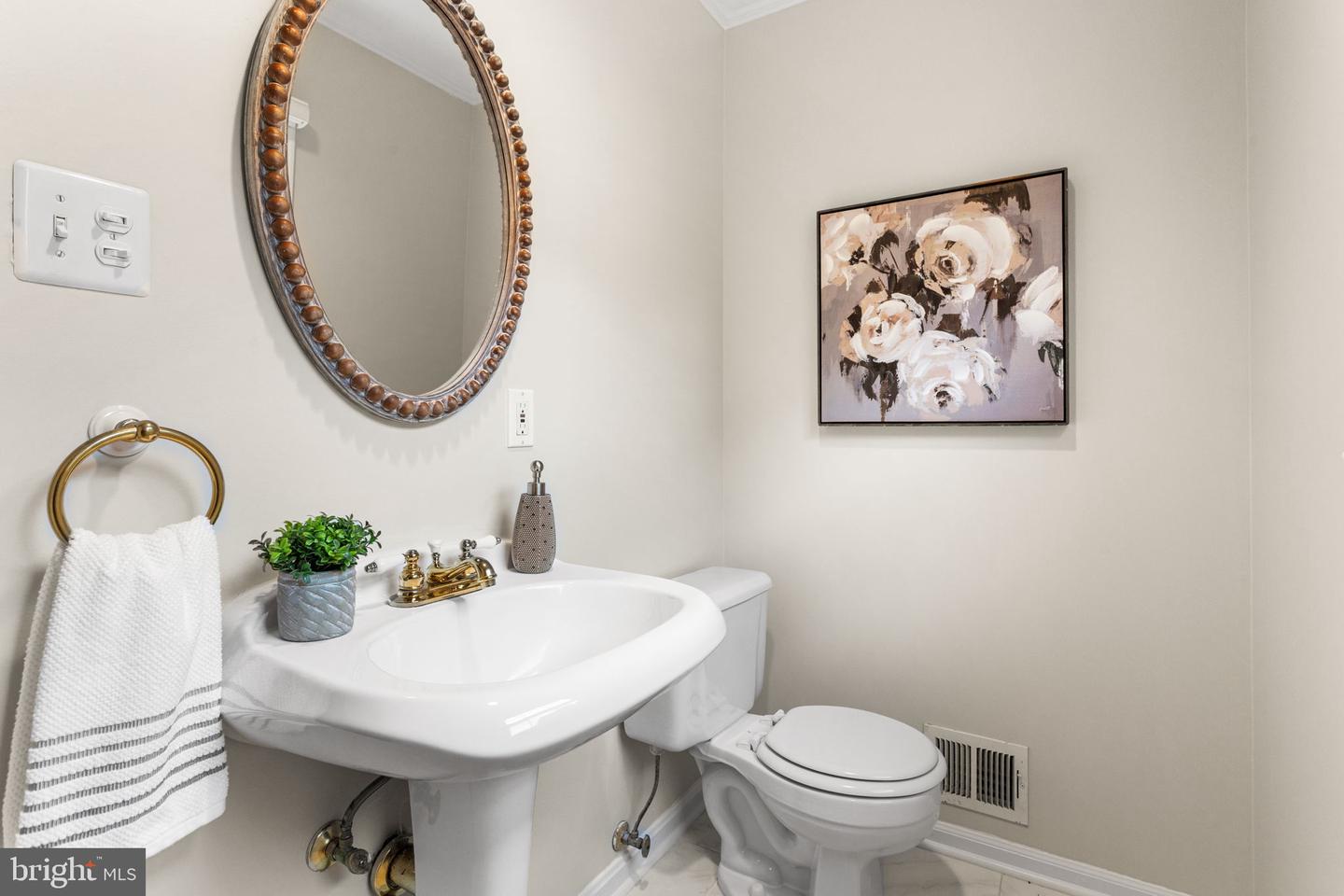 7404 RIPPON RD, ALEXANDRIA, Virginia 22307, 4 Bedrooms Bedrooms, ,2 BathroomsBathrooms,Residential,For sale,7404 RIPPON RD,VAFX2275190 MLS # VAFX2275190 7404 RIPPON RD, ALEXANDRIA, Virginia 22307, 4 Bedrooms Bedrooms, ,2 BathroomsBathrooms,Residential,For sale,7404 RIPPON RD,VAFX2275190 MLS # VAFX2275190