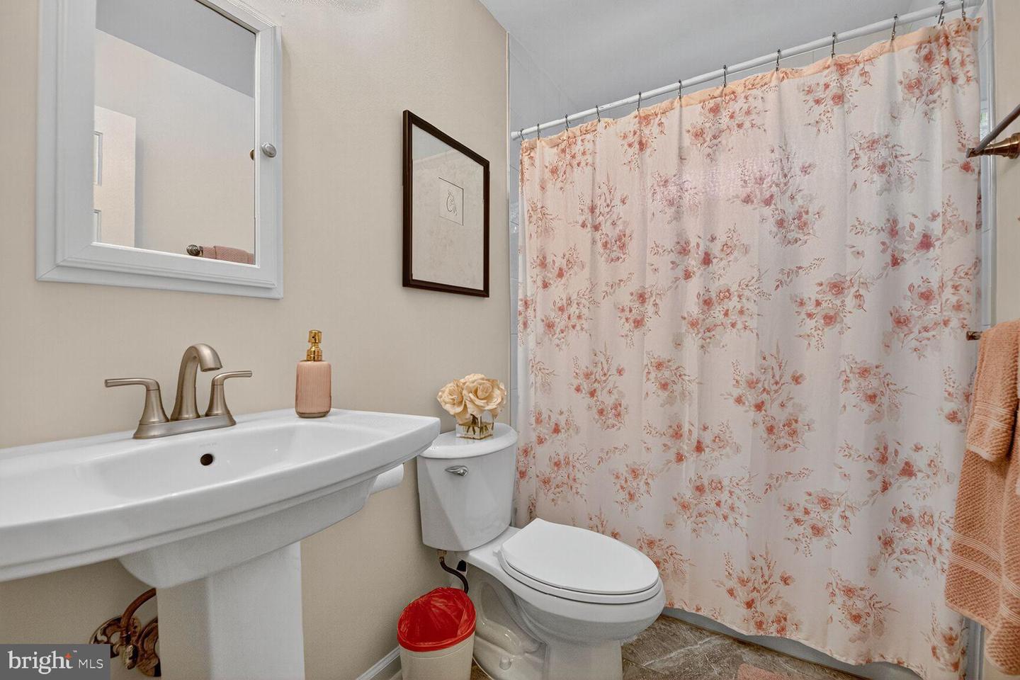 35570 SASSAFRAS DR, ROUND HILL, Virginia 20141, 3 Bedrooms Bedrooms, 5 Rooms Rooms,2 BathroomsBathrooms,Residential,For sale,35570 SASSAFRAS DR,VALO2109350 MLS # VALO2109350