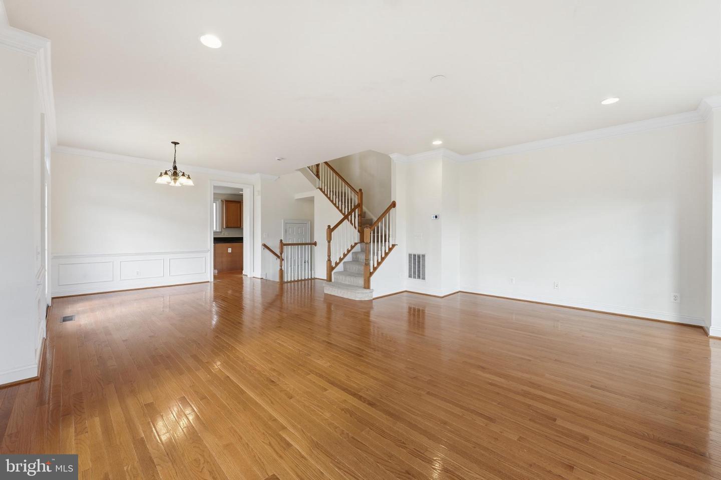 25480 SCHOOLEY MILL TER, CHANTILLY, Virginia 20152, 3 Bedrooms Bedrooms, 11 Rooms Rooms,2 BathroomsBathrooms,Residential,For sale,25480 SCHOOLEY MILL TER,VALO2109456 MLS # VALO2109456