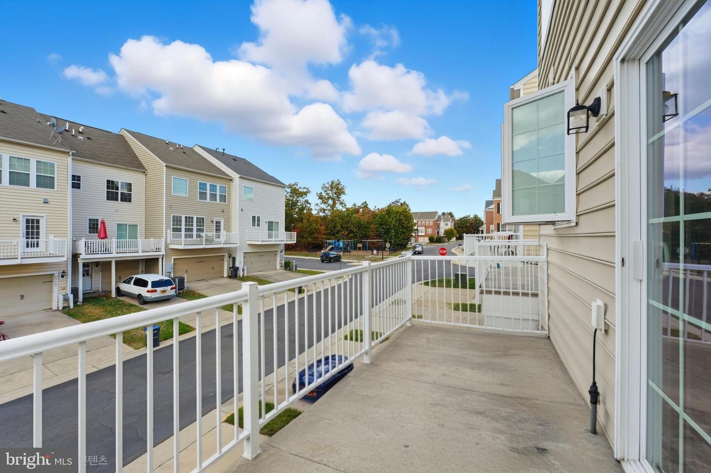 25480 SCHOOLEY MILL TER, CHANTILLY, Virginia 20152, 3 Bedrooms Bedrooms, 11 Rooms Rooms,2 BathroomsBathrooms,Residential,For sale,25480 SCHOOLEY MILL TER,VALO2109456 MLS # VALO2109456