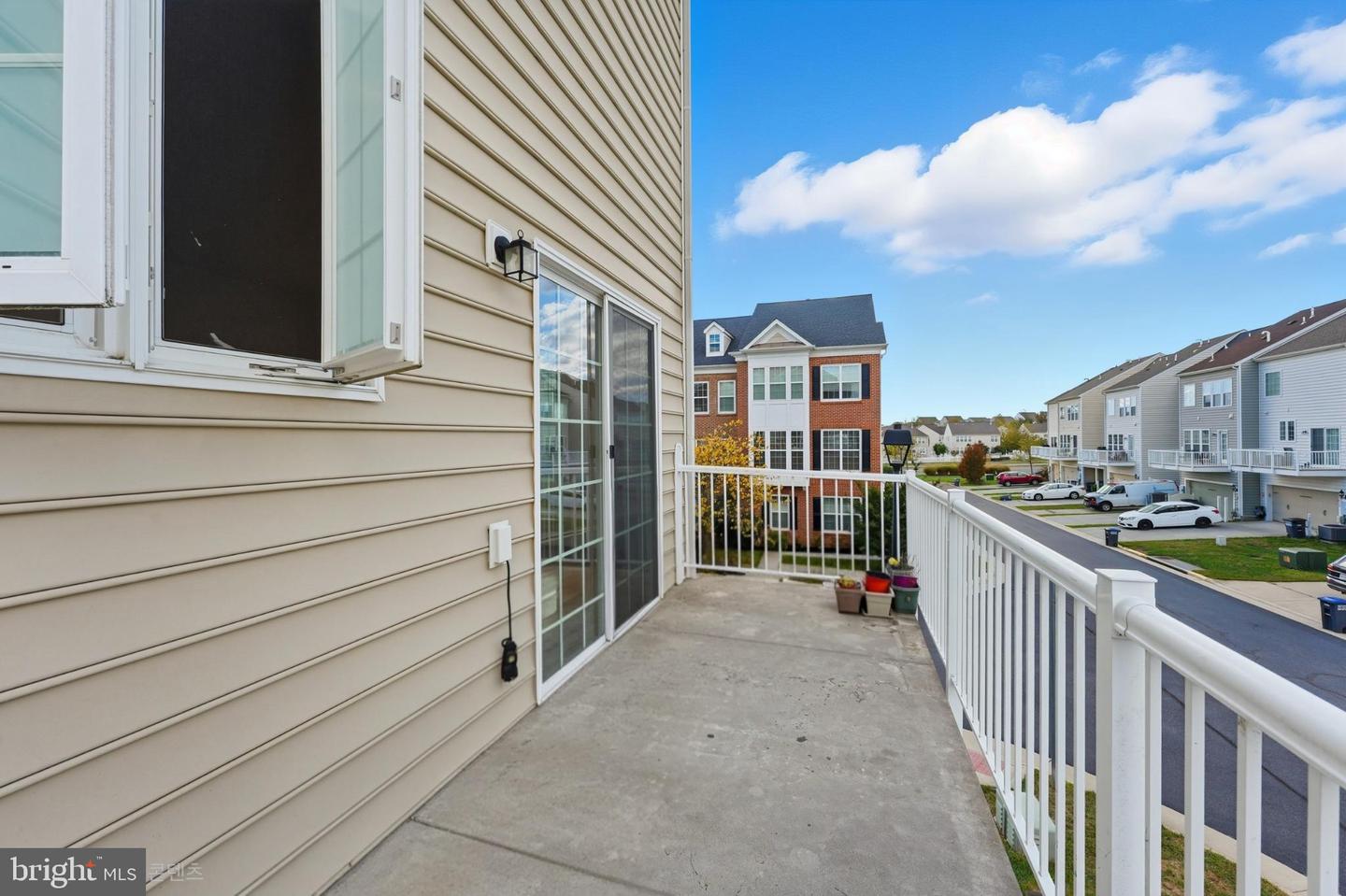 25480 SCHOOLEY MILL TER, CHANTILLY, Virginia 20152, 3 Bedrooms Bedrooms, 11 Rooms Rooms,2 BathroomsBathrooms,Residential,For sale,25480 SCHOOLEY MILL TER,VALO2109456 MLS # VALO2109456