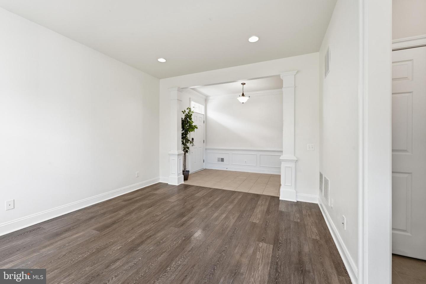25480 SCHOOLEY MILL TER, CHANTILLY, Virginia 20152, 3 Bedrooms Bedrooms, 11 Rooms Rooms,2 BathroomsBathrooms,Residential,For sale,25480 SCHOOLEY MILL TER,VALO2109456 MLS # VALO2109456