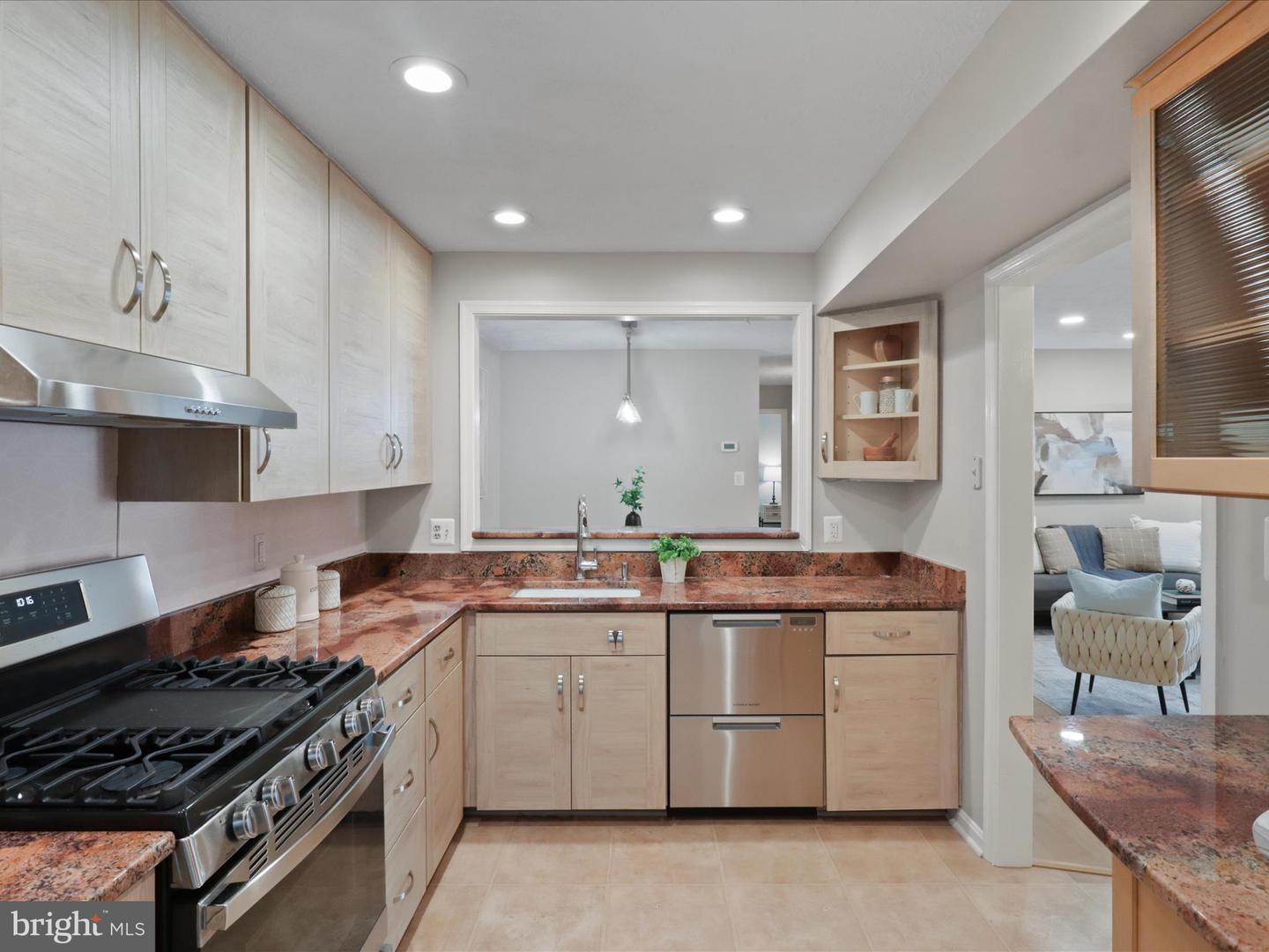 7757 WILLOW POINT DR #7757, FALLS CHURCH, Virginia 22042, 2 Bedrooms Bedrooms, ,1 BathroomBathrooms,Residential,For sale,7757 WILLOW POINT DR #7757,VAFX2275602 MLS # VAFX2275602