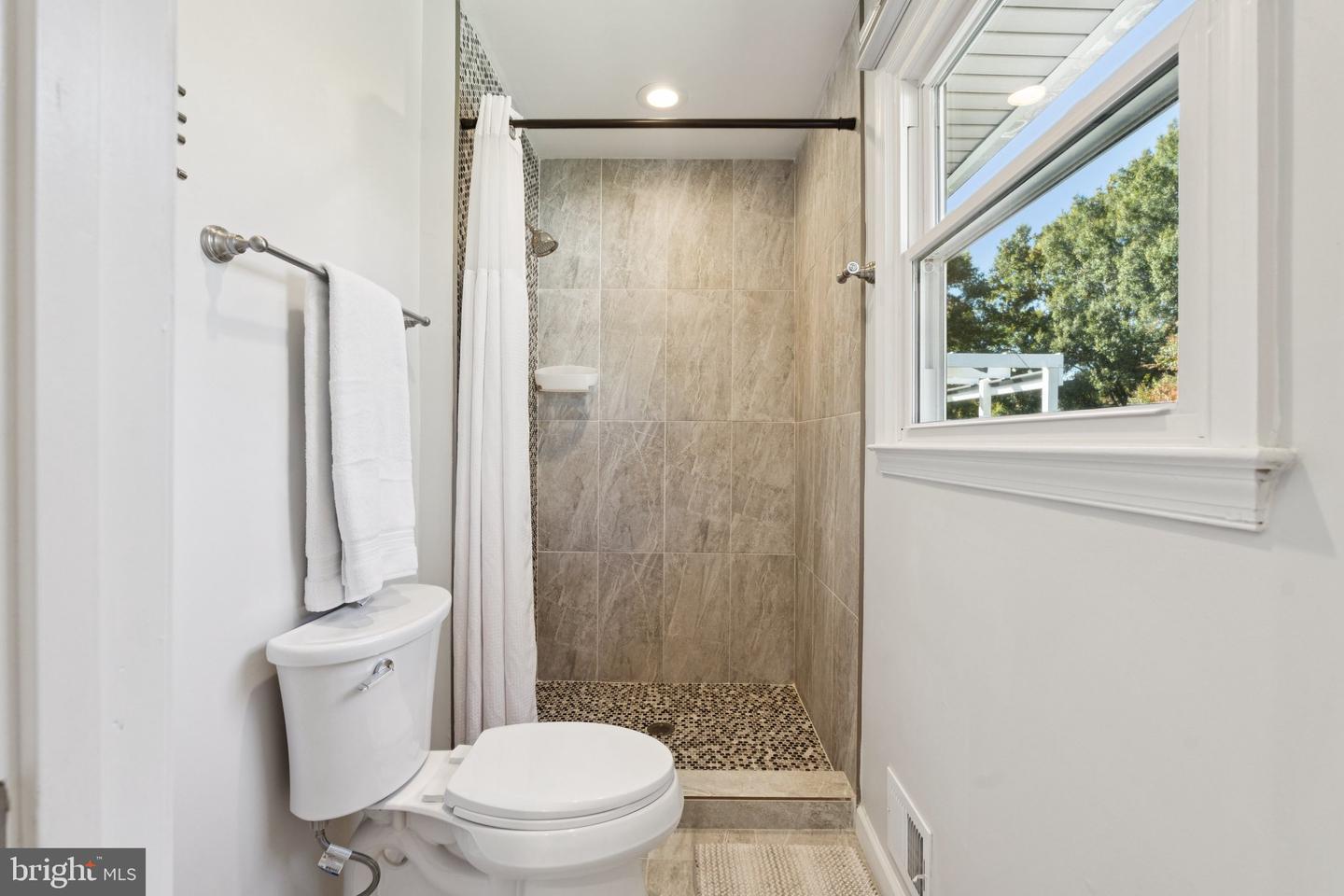 8518 RIVERSIDE RD, ALEXANDRIA, Virginia 22308, 4 Bedrooms Bedrooms, ,3 BathroomsBathrooms,Residential,For sale,8518 RIVERSIDE RD,VAFX2276146 MLS # VAFX2276146