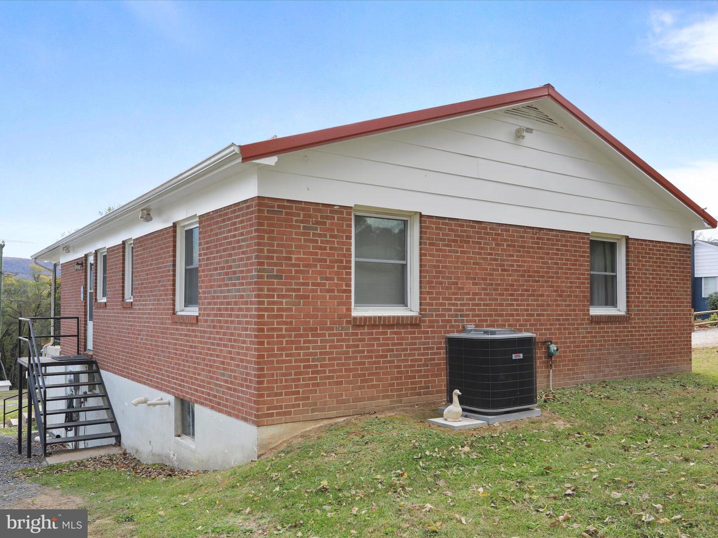 412 MASSANUTTEN HTS, WOODSTOCK, Virginia 22664, 2 Bedrooms Bedrooms, ,1 BathroomBathrooms,Residential,For sale,412 MASSANUTTEN HTS,VASH2012860 MLS # VASH2012860