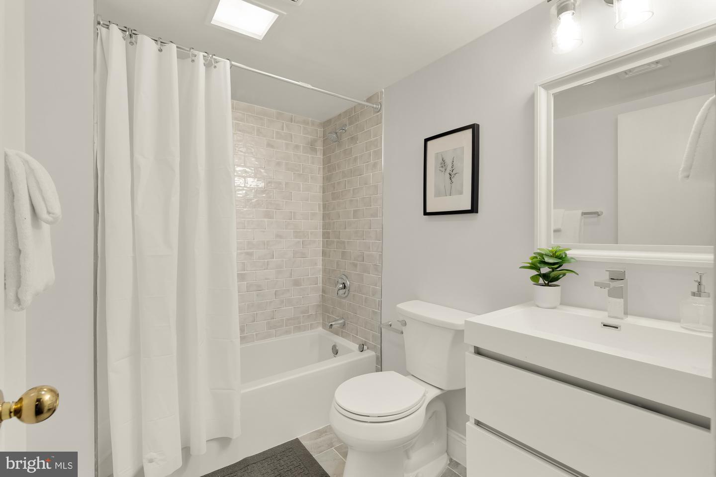 1099 22ND ST NW #206, WASHINGTON, District Of Columbia 20037, 1 Bedroom Bedrooms, ,1 BathroomBathrooms,Residential,For sale,1099 22ND ST NW #206,DCDC2226828 MLS # DCDC2226828 1099 22ND ST NW #206, WASHINGTON, District Of Columbia 20037, 1 Bedroom Bedrooms, ,1 BathroomBathrooms,Residential,For sale,1099 22ND ST NW #206,DCDC2226828 MLS # DCDC2226828