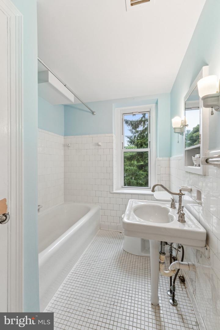 4707 CONNECTICUT AVE NW #211, WASHINGTON, District Of Columbia 20008, 2 Bedrooms Bedrooms, ,2 BathroomsBathrooms,Residential,For sale,4707 CONNECTICUT AVE NW #211,DCDC2229242 MLS # DCDC2229242