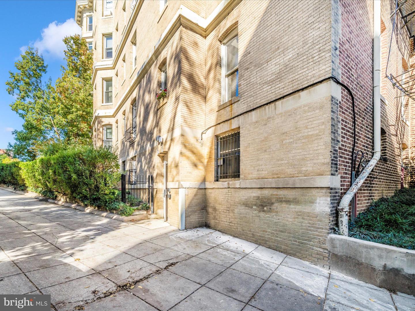 1852 COLUMBIA RD NW #101, WASHINGTON, District Of Columbia 20009, 2 Bedrooms Bedrooms, ,1 BathroomBathrooms,Residential,For sale,1852 COLUMBIA RD NW #101,DCDC2229368 MLS # DCDC2229368