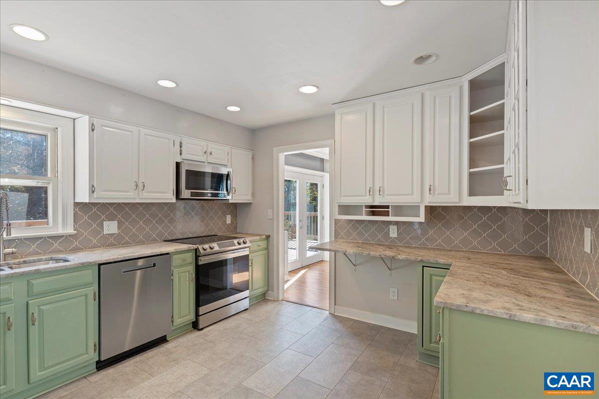 555 GILLUMS RIDGE RD, CHARLOTTESVILLE, Virginia 22903, 4 Bedrooms Bedrooms, ,4 BathroomsBathrooms,Residential,For sale,555 GILLUMS RIDGE RD,670477 MLS # 670477 555 GILLUMS RIDGE RD, CHARLOTTESVILLE, Virginia 22903, 4 Bedrooms Bedrooms, ,4 BathroomsBathrooms,Residential,For sale,555 GILLUMS RIDGE RD,670477 MLS # 670477