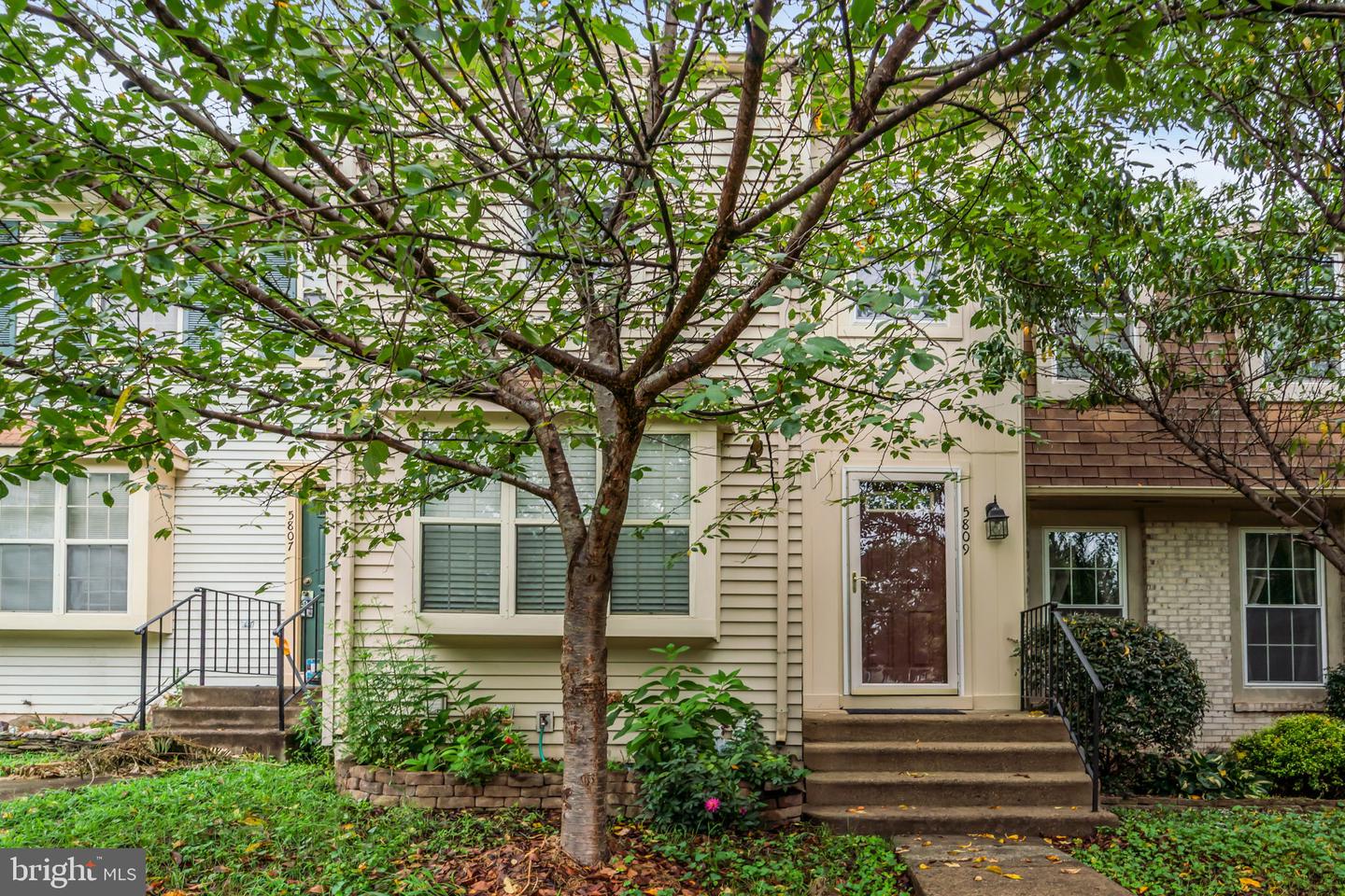 5809 WATERDALE CT, CENTREVILLE, Virginia 20121, 3 Bedrooms Bedrooms, ,2 BathroomsBathrooms,Residential,For sale,5809 WATERDALE CT,VAFX2260006 MLS # VAFX2260006