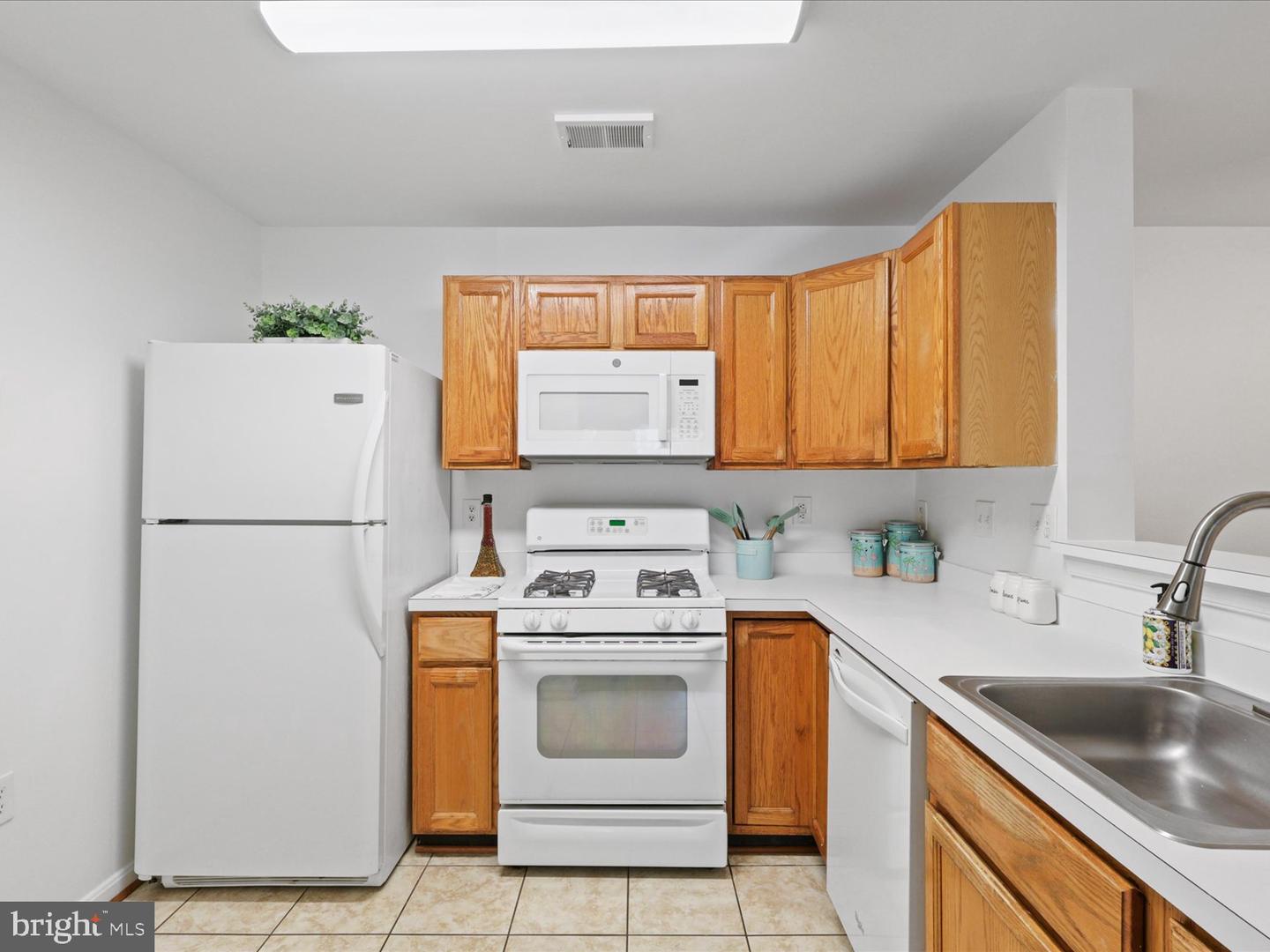 1061 GARDENVIEW LOOP #101, WOODBRIDGE, Virginia 22191, 2 Bedrooms Bedrooms, 6 Rooms Rooms,2 BathroomsBathrooms,Residential,For sale,1061 GARDENVIEW LOOP #101,VAPW2101416 MLS # VAPW2101416 1061 GARDENVIEW LOOP #101, WOODBRIDGE, Virginia 22191, 2 Bedrooms Bedrooms, 6 Rooms Rooms,2 BathroomsBathrooms,Residential,For sale,1061 GARDENVIEW LOOP #101,VAPW2101416 MLS # VAPW2101416