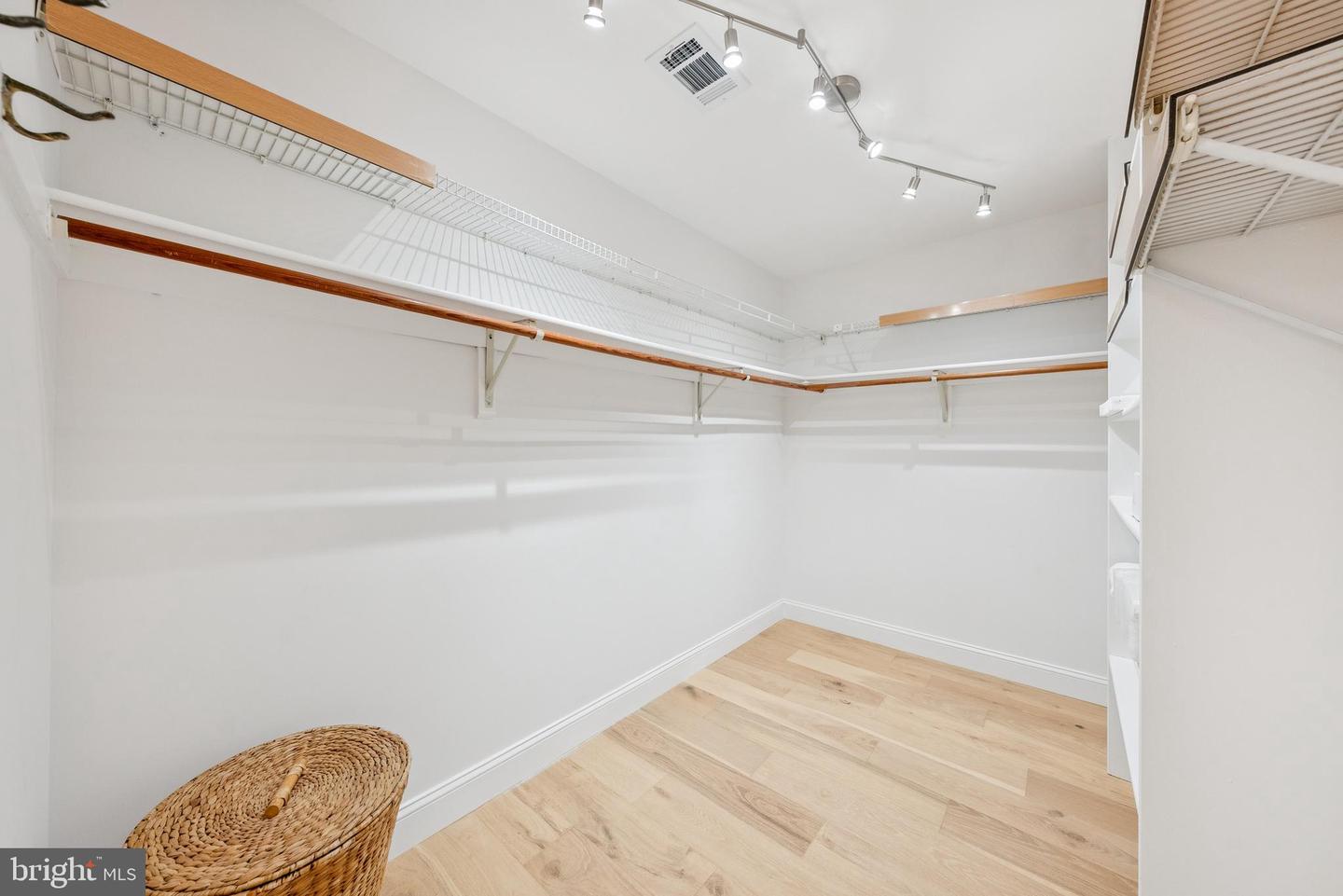 11000 OAKTON WOODS WAY, OAKTON, Virginia 22124, 4 Bedrooms Bedrooms, ,3 BathroomsBathrooms,Residential,For sale,11000 OAKTON WOODS WAY,VAFX2276392 MLS # VAFX2276392 11000 OAKTON WOODS WAY, OAKTON, Virginia 22124, 4 Bedrooms Bedrooms, ,3 BathroomsBathrooms,Residential,For sale,11000 OAKTON WOODS WAY,VAFX2276392 MLS # VAFX2276392