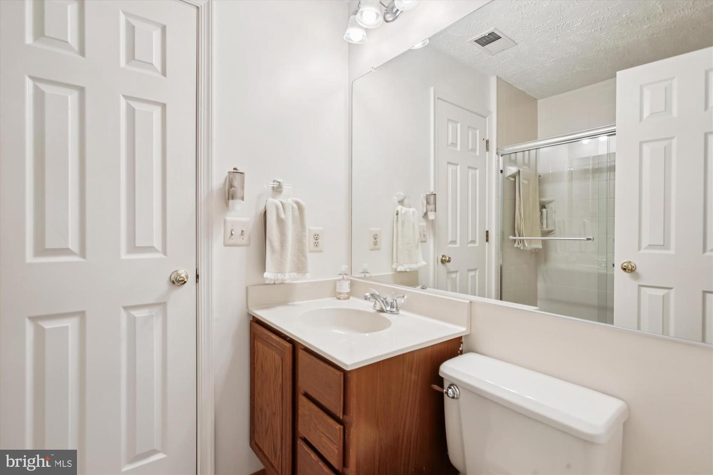 3800 RIDGE KNOLL CT #2, FAIRFAX, Virginia 22033, 2 Bedrooms Bedrooms, ,2 BathroomsBathrooms,Residential,For sale,3800 RIDGE KNOLL CT #2,VAFX2274370 MLS # VAFX2274370