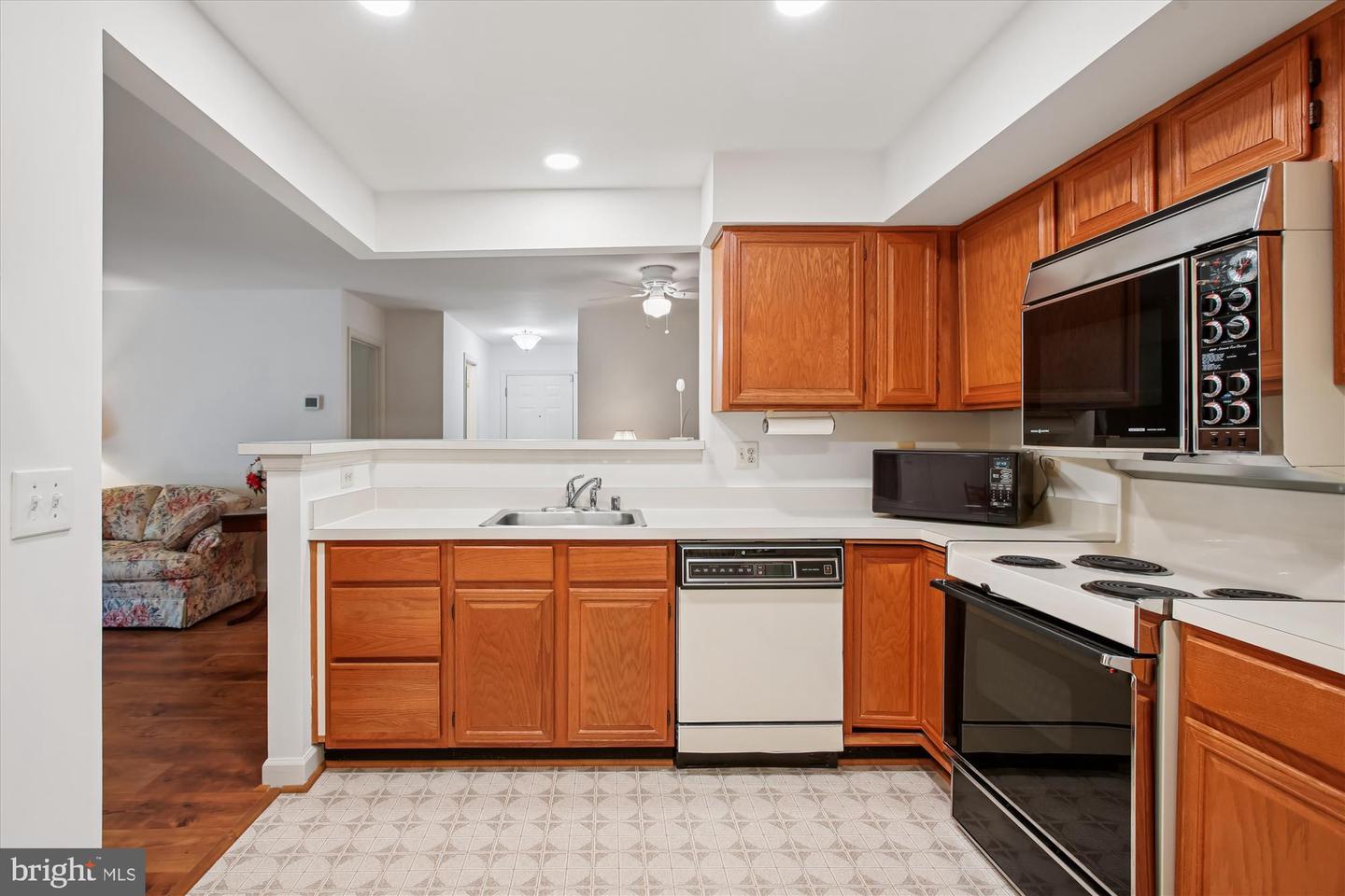 3800 RIDGE KNOLL CT #2, FAIRFAX, Virginia 22033, 2 Bedrooms Bedrooms, ,2 BathroomsBathrooms,Residential,For sale,3800 RIDGE KNOLL CT #2,VAFX2274370 MLS # VAFX2274370