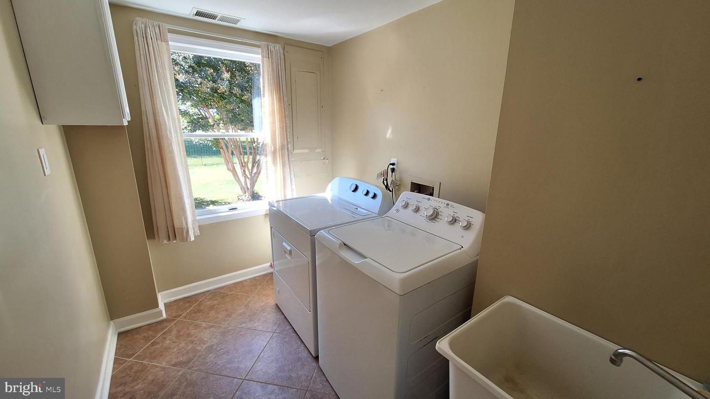 11929 FOLLY LN, LOVETTSVILLE, Virginia 20180, 4 Bedrooms Bedrooms, 14 Rooms Rooms,2 BathroomsBathrooms,Residential,For sale,11929 FOLLY LN,VALO2108946 MLS # VALO2108946