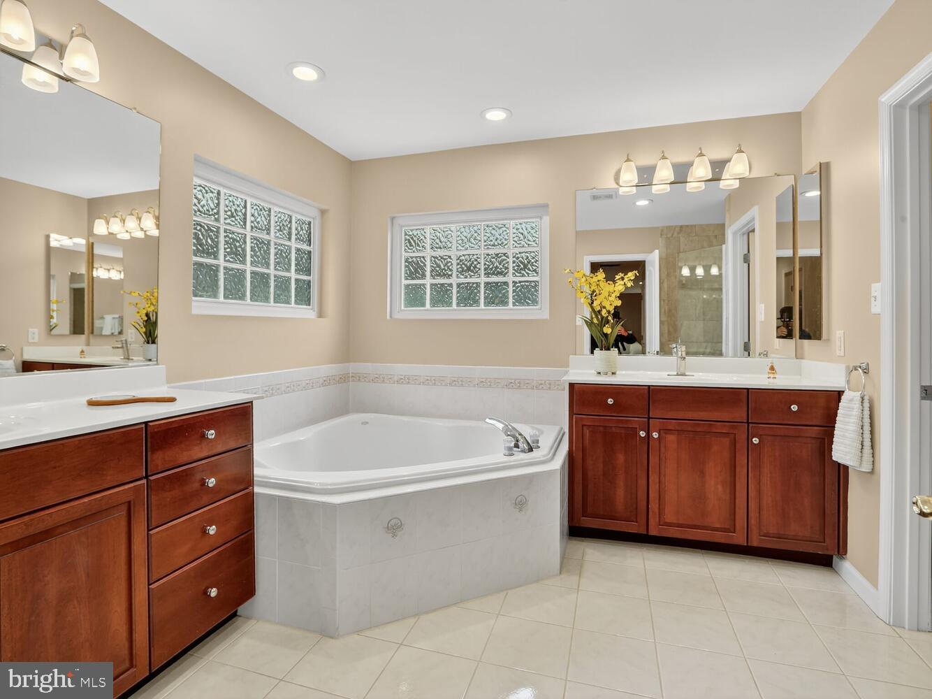 10702 SIMPSON MEWS LN, FAIRFAX, Virginia 22030, 5 Bedrooms Bedrooms, ,4 BathroomsBathrooms,Residential,For sale,10702 SIMPSON MEWS LN,VAFC2007216 MLS # VAFC2007216