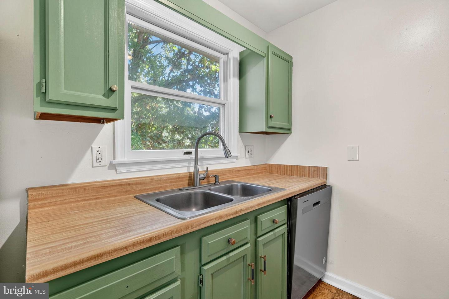 5 CRESTVIEW DR, FRONT ROYAL, Virginia 22630, 3 Bedrooms Bedrooms, 5 Rooms Rooms,2 BathroomsBathrooms,Residential,For sale,5 CRESTVIEW DR,VAWR2012674 MLS # VAWR2012674