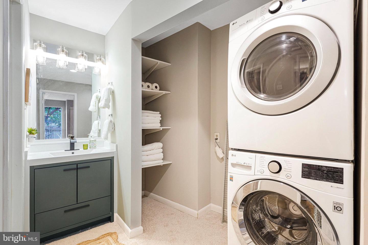 5778-B REXFORD CT #5778B, SPRINGFIELD, Virginia 22152, 2 Bedrooms Bedrooms, ,2 BathroomsBathrooms,Residential,For sale,5778-B REXFORD CT #5778B,VAFX2275790 MLS # VAFX2275790