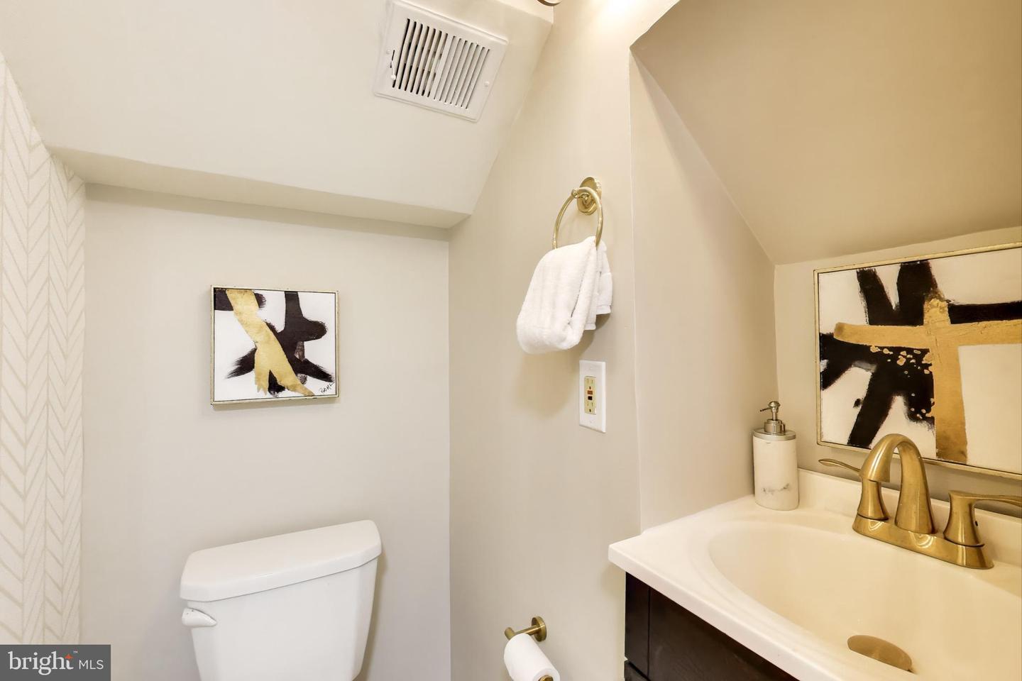 1238 LINDEN PL NE, WASHINGTON, District Of Columbia 20002, 2 Bedrooms Bedrooms, ,1 BathroomBathrooms,Residential,For sale,1238 LINDEN PL NE,DCDC2228450 MLS # DCDC2228450