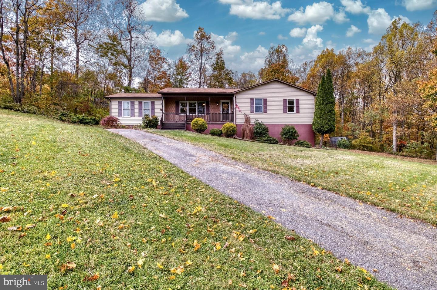 7 RED HAVEN LN, CHESTER GAP, Virginia 22623, 3 Bedrooms Bedrooms, 8 Rooms Rooms,2 BathroomsBathrooms,Residential,For sale,7 RED HAVEN LN,VARP2002358 MLS # VARP2002358
