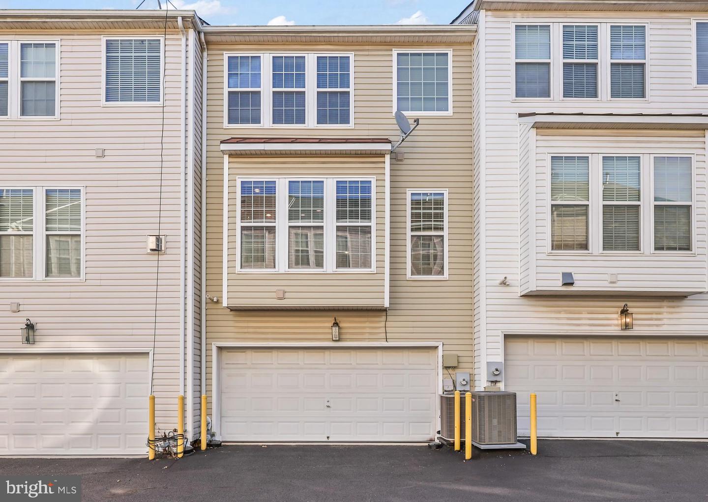 5096 VILLAGE FOUNTAIN PL, CENTREVILLE, Virginia 20120, 3 Bedrooms Bedrooms, ,2 BathroomsBathrooms,Residential,For sale,5096 VILLAGE FOUNTAIN PL,VAFX2276518 MLS # VAFX2276518