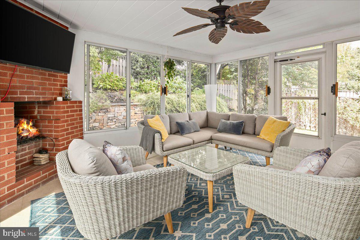 5913 4TH RD N, ARLINGTON, Virginia 22203, 3 Bedrooms Bedrooms, 9 Rooms Rooms,3 BathroomsBathrooms,Residential,For sale,5913 4TH RD N,VAAR2065580 MLS # VAAR2065580