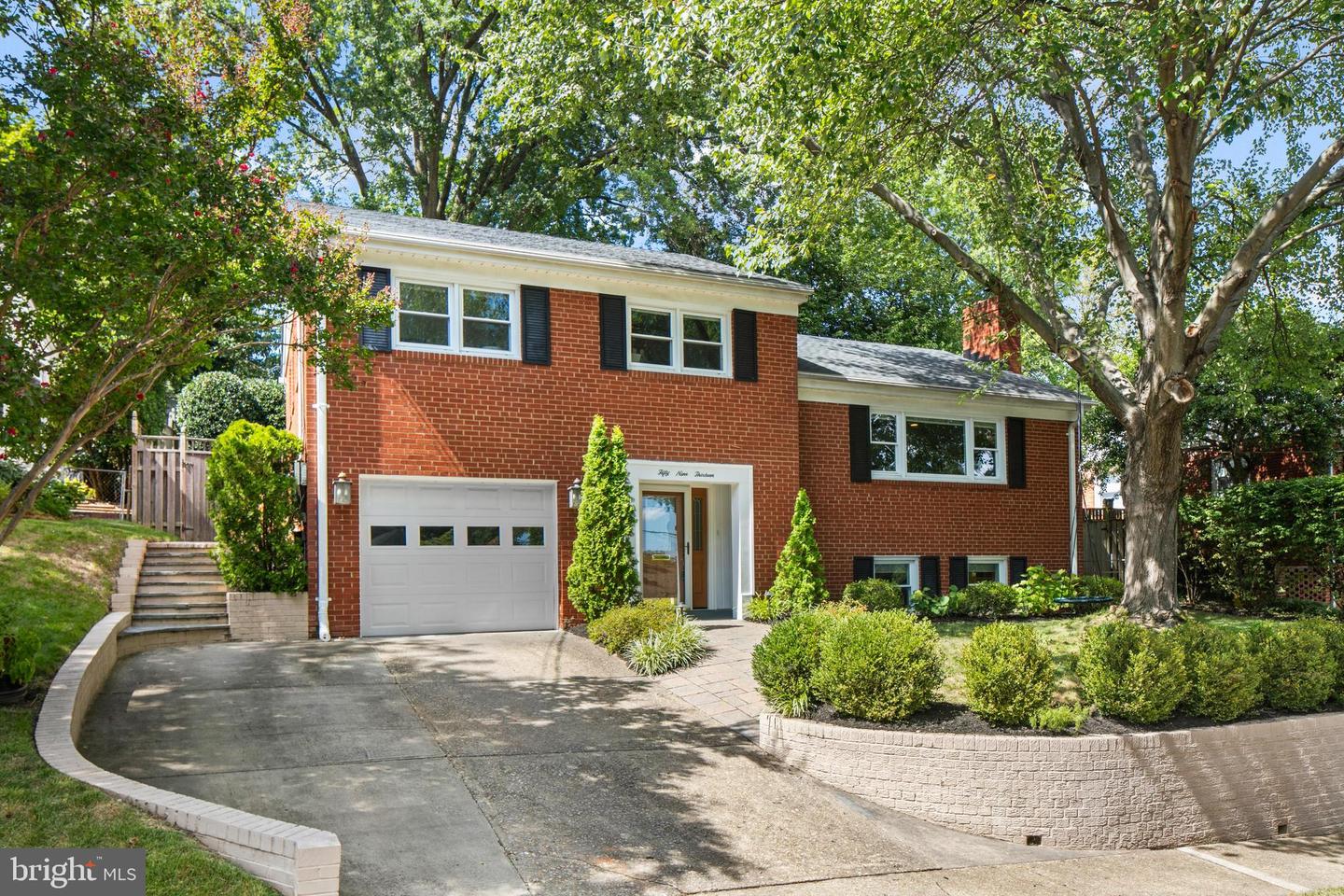 5913 4TH RD N, ARLINGTON, Virginia 22203, 3 Bedrooms Bedrooms, 9 Rooms Rooms,3 BathroomsBathrooms,Residential,For sale,5913 4TH RD N,VAAR2065580 MLS # VAAR2065580