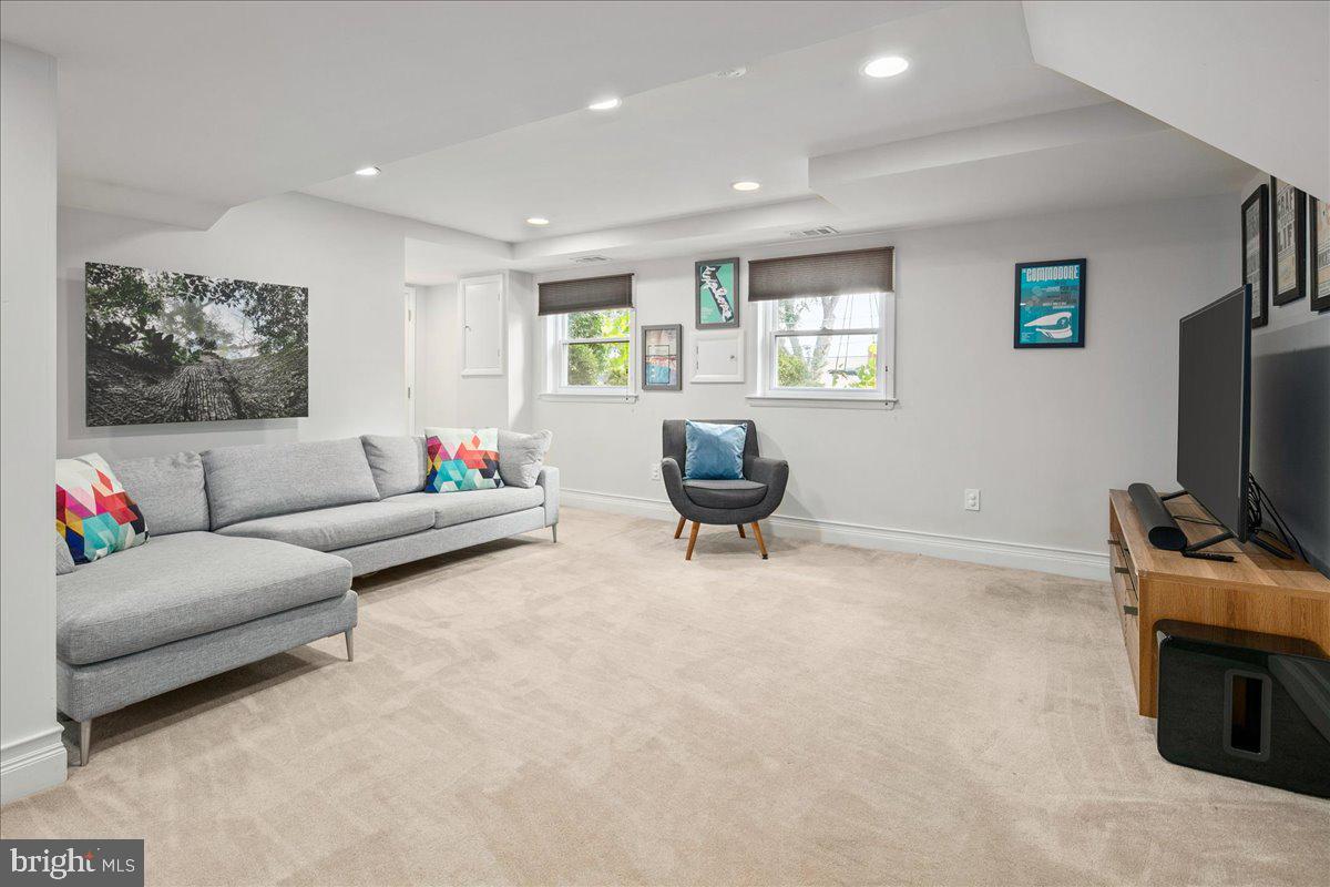 5913 4TH RD N, ARLINGTON, Virginia 22203, 3 Bedrooms Bedrooms, 9 Rooms Rooms,3 BathroomsBathrooms,Residential,For sale,5913 4TH RD N,VAAR2065580 MLS # VAAR2065580