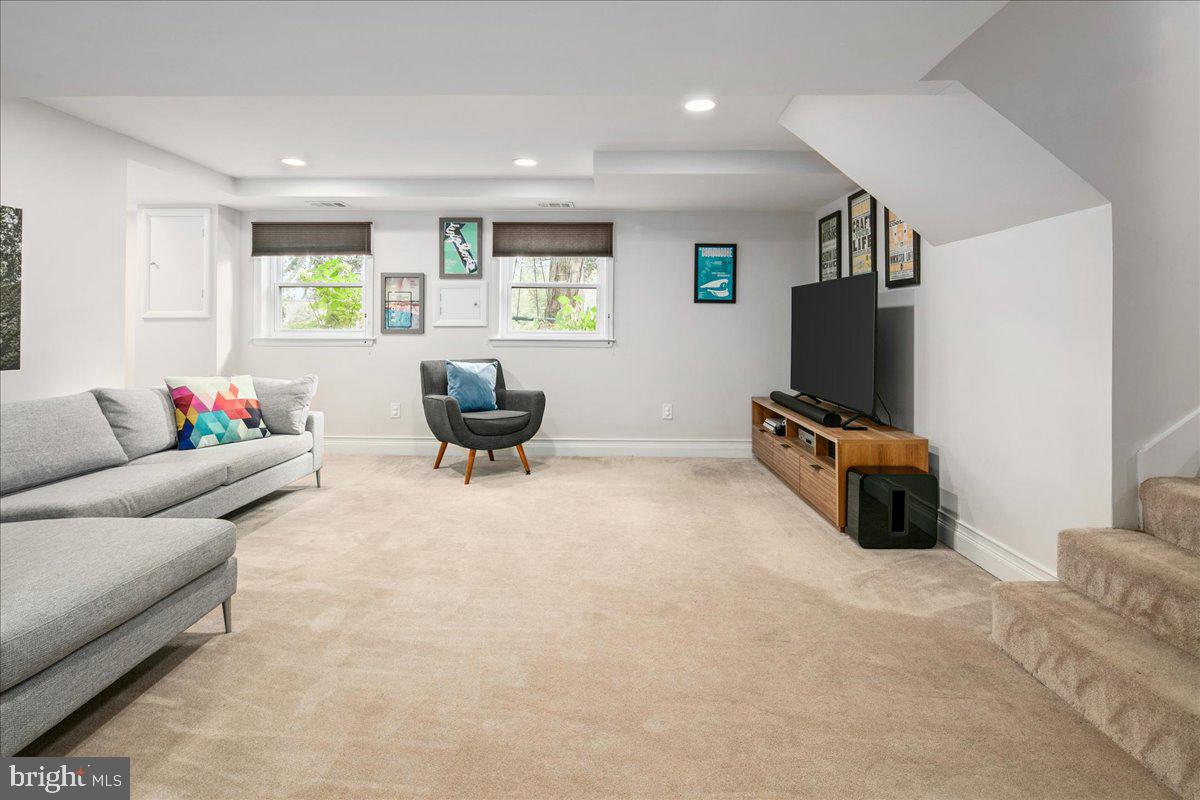 5913 4TH RD N, ARLINGTON, Virginia 22203, 3 Bedrooms Bedrooms, 9 Rooms Rooms,3 BathroomsBathrooms,Residential,For sale,5913 4TH RD N,VAAR2065580 MLS # VAAR2065580