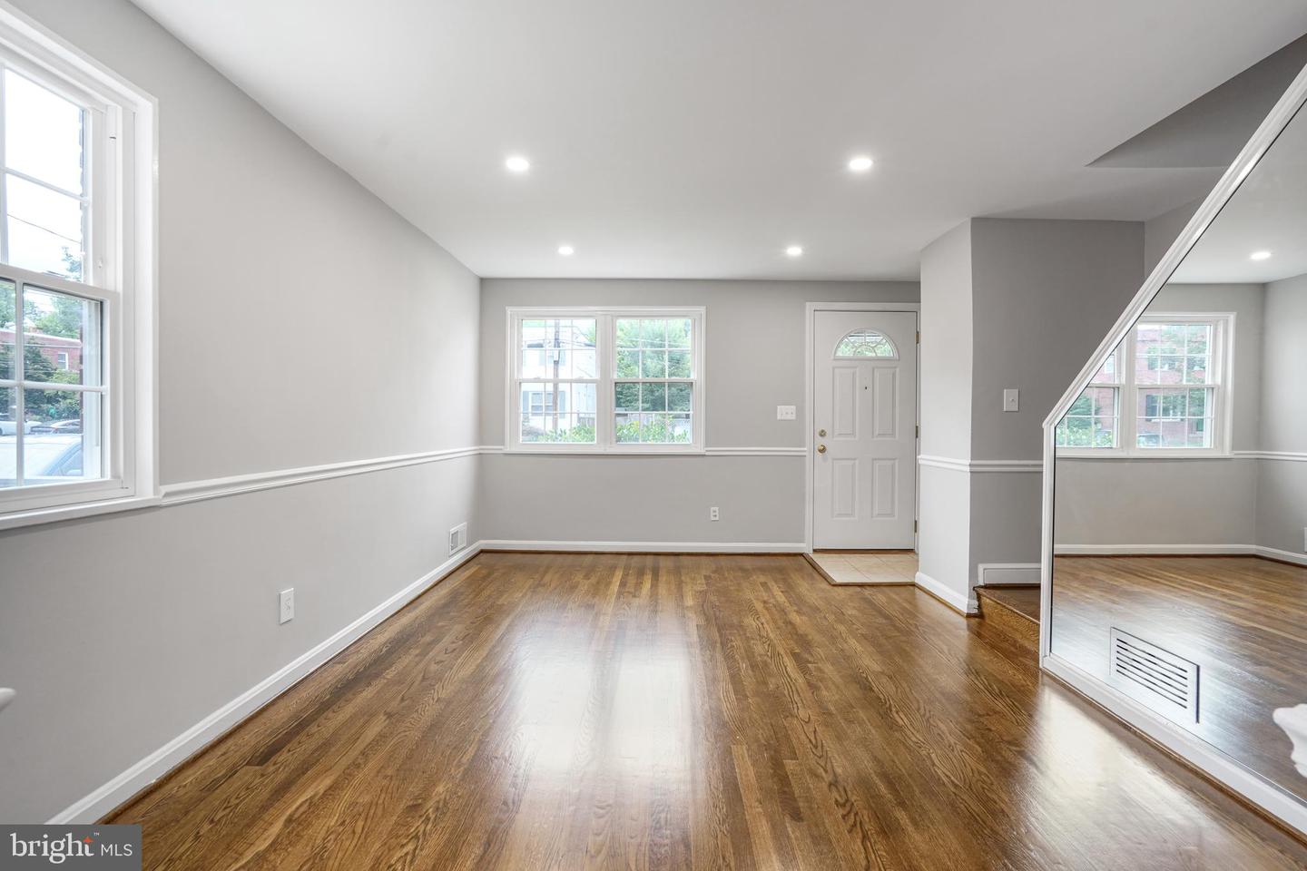 3202 13TH RD S, ARLINGTON, Virginia 22204, 3 Bedrooms Bedrooms, ,2 BathroomsBathrooms,Residential,For sale,3202 13TH RD S,VAAR2065582 MLS # VAAR2065582