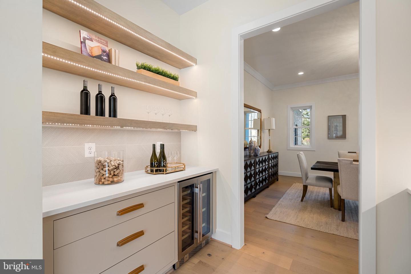 8619 REDWOOD, VIENNA, Virginia 22180, 5 Bedrooms Bedrooms, ,4 BathroomsBathrooms,Residential,For sale,8619 REDWOOD,VAFX2277114 MLS # VAFX2277114