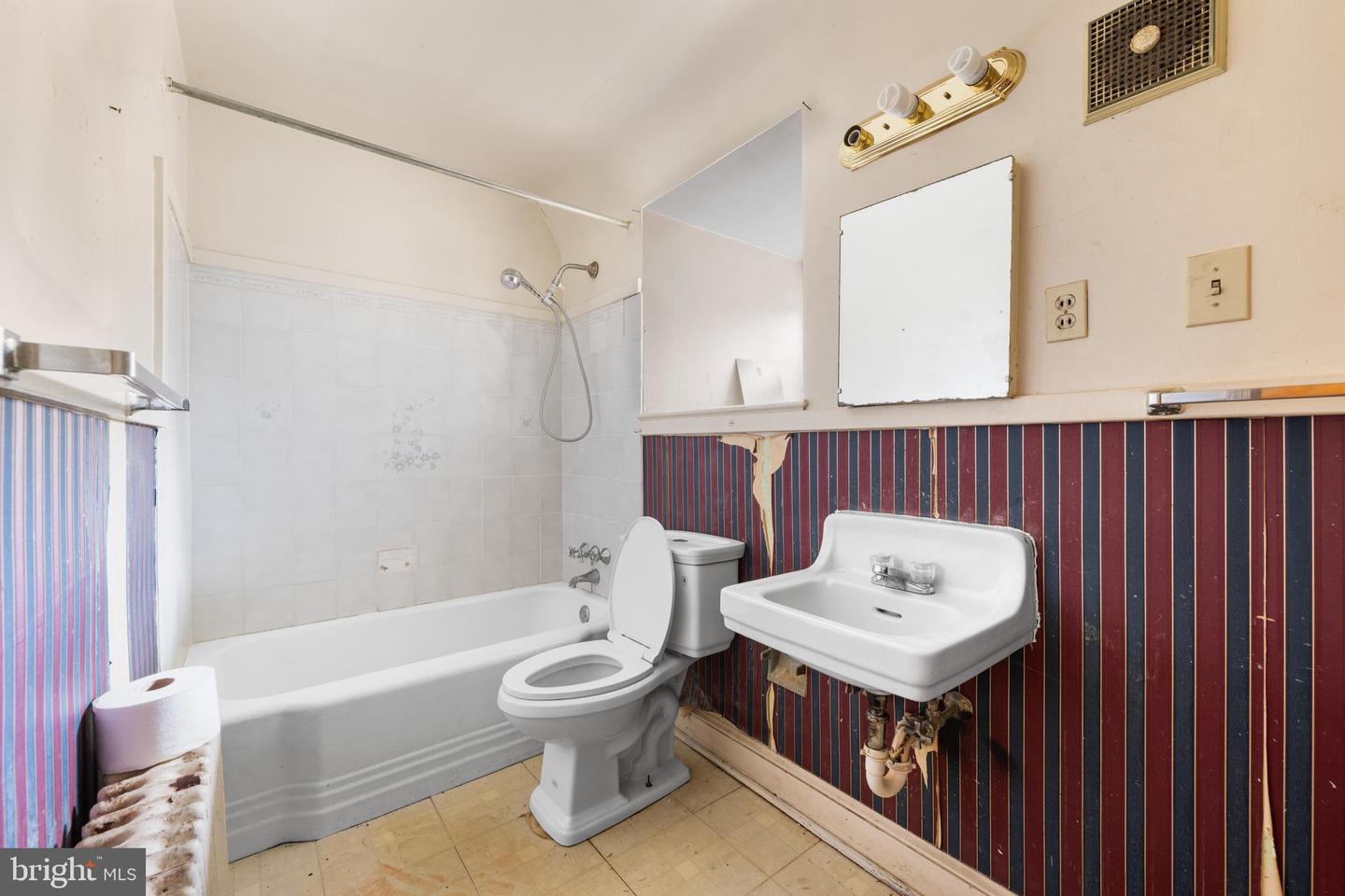 2401 RIDGE ROAD DR, ALEXANDRIA, Virginia 22302, 4 Bedrooms Bedrooms, ,2 BathroomsBathrooms,Residential,For sale,2401 RIDGE ROAD DR,VAAX2046454 MLS # VAAX2046454