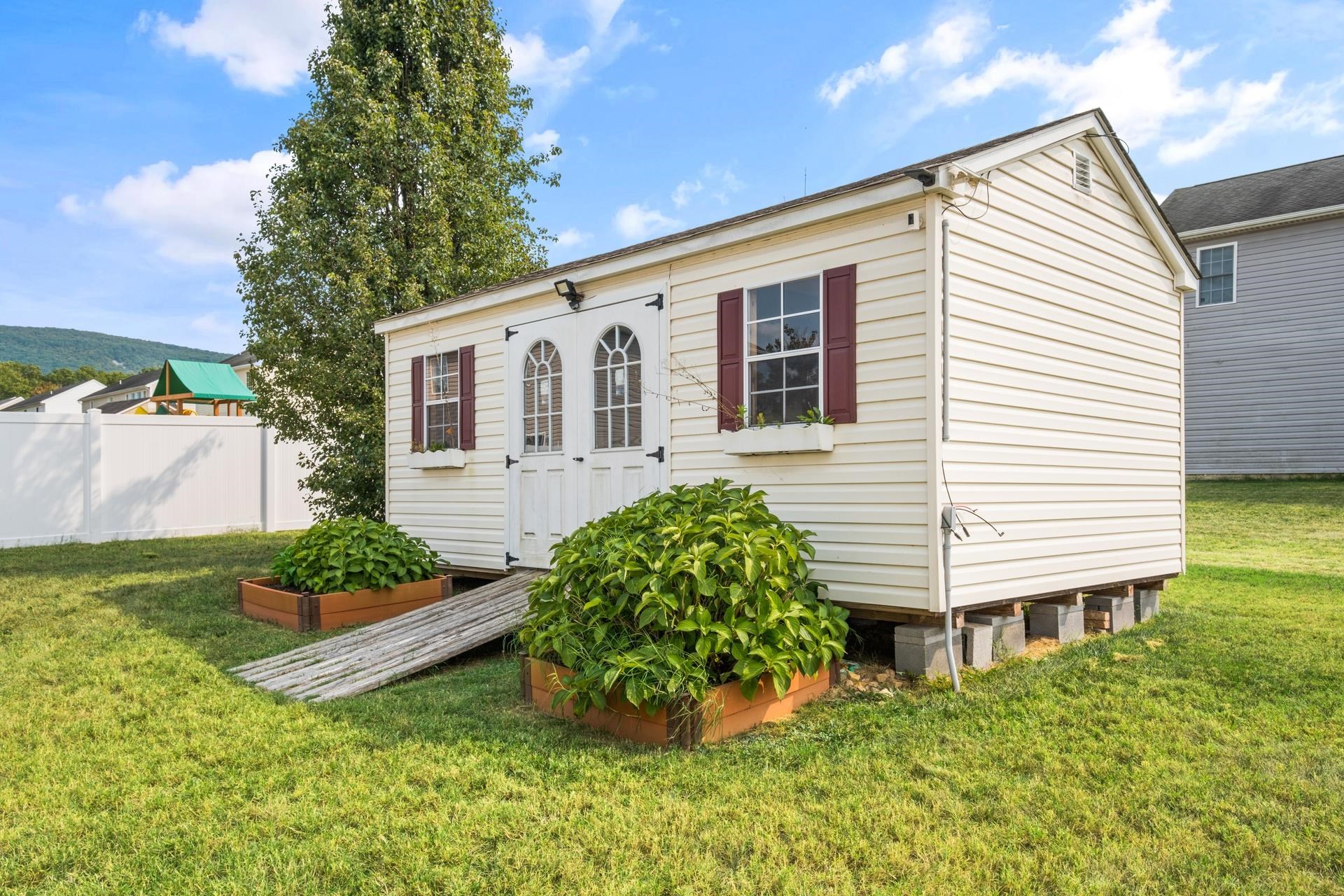 77 LAUREL WOOD DR, WAYNESBORO, Virginia 22980, 4 Bedrooms Bedrooms, ,2 BathroomsBathrooms,Residential,77 LAUREL WOOD DR,668895 MLS # 668895