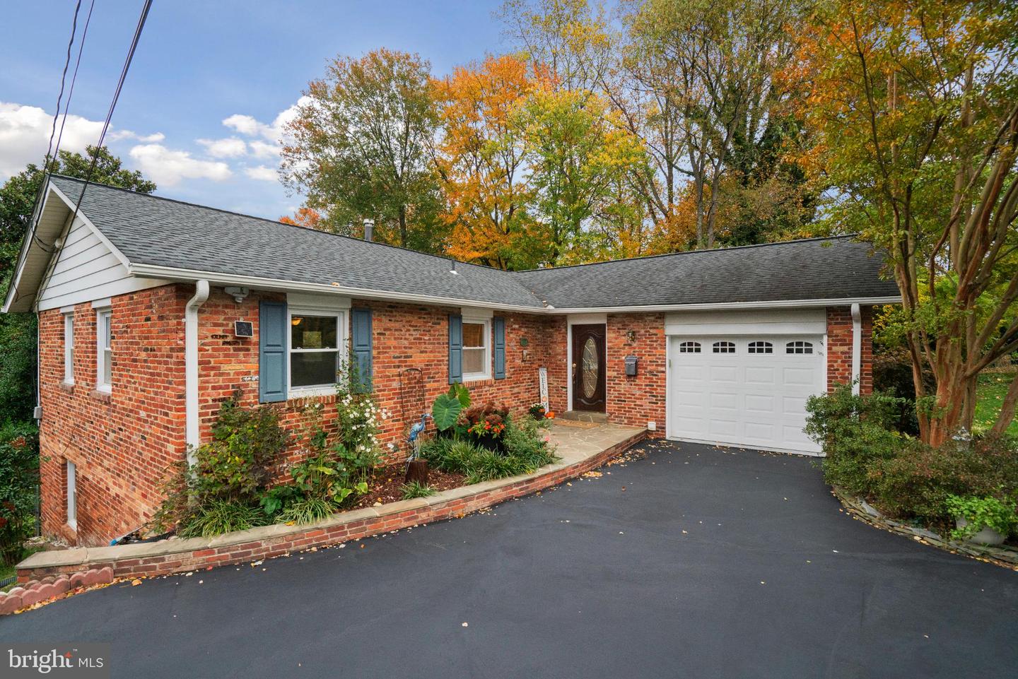 4217 N VALIANT CT, ANNANDALE, Virginia 22003, 4 Bedrooms Bedrooms, 14 Rooms Rooms,3 BathroomsBathrooms,Residential,For sale,4217 N VALIANT CT,VAFX2273644 MLS # VAFX2273644