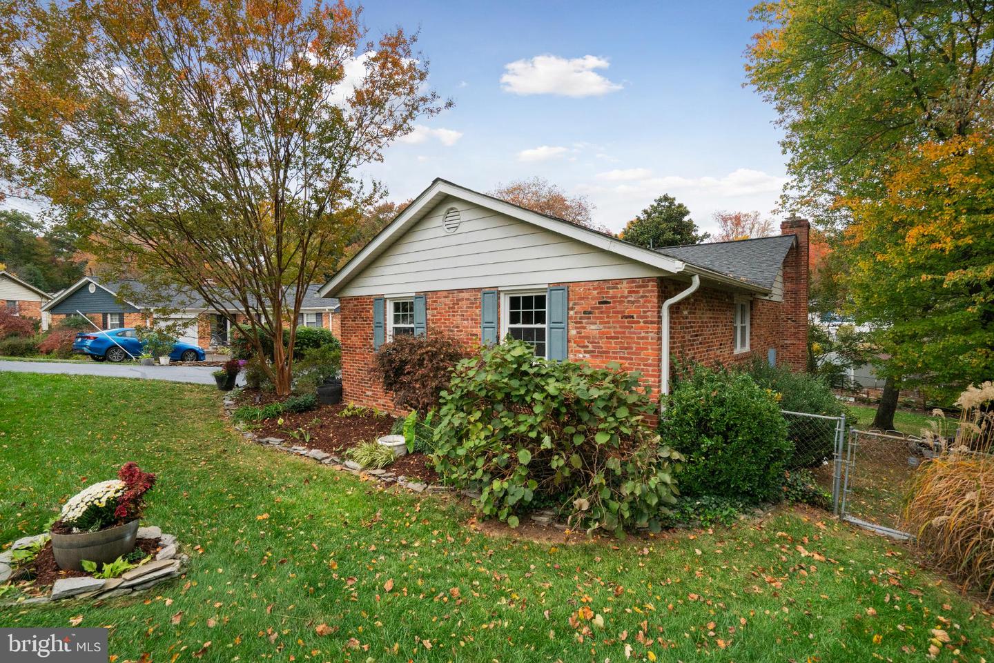 4217 N VALIANT CT, ANNANDALE, Virginia 22003, 4 Bedrooms Bedrooms, 14 Rooms Rooms,3 BathroomsBathrooms,Residential,For sale,4217 N VALIANT CT,VAFX2273644 MLS # VAFX2273644