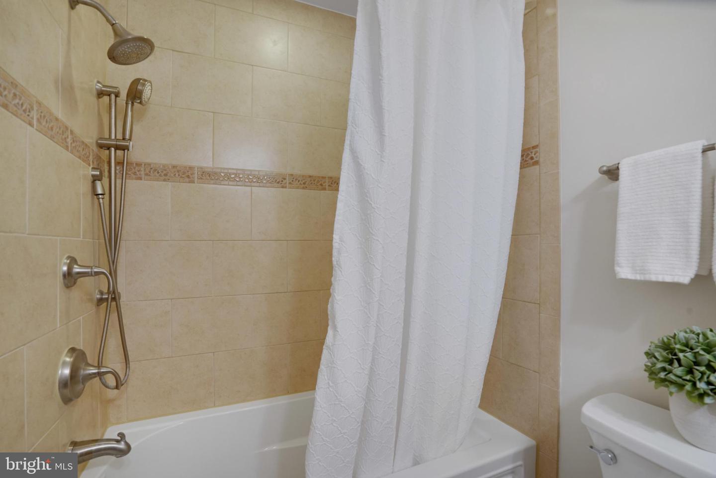 4217 N VALIANT CT, ANNANDALE, Virginia 22003, 4 Bedrooms Bedrooms, 14 Rooms Rooms,3 BathroomsBathrooms,Residential,For sale,4217 N VALIANT CT,VAFX2273644 MLS # VAFX2273644