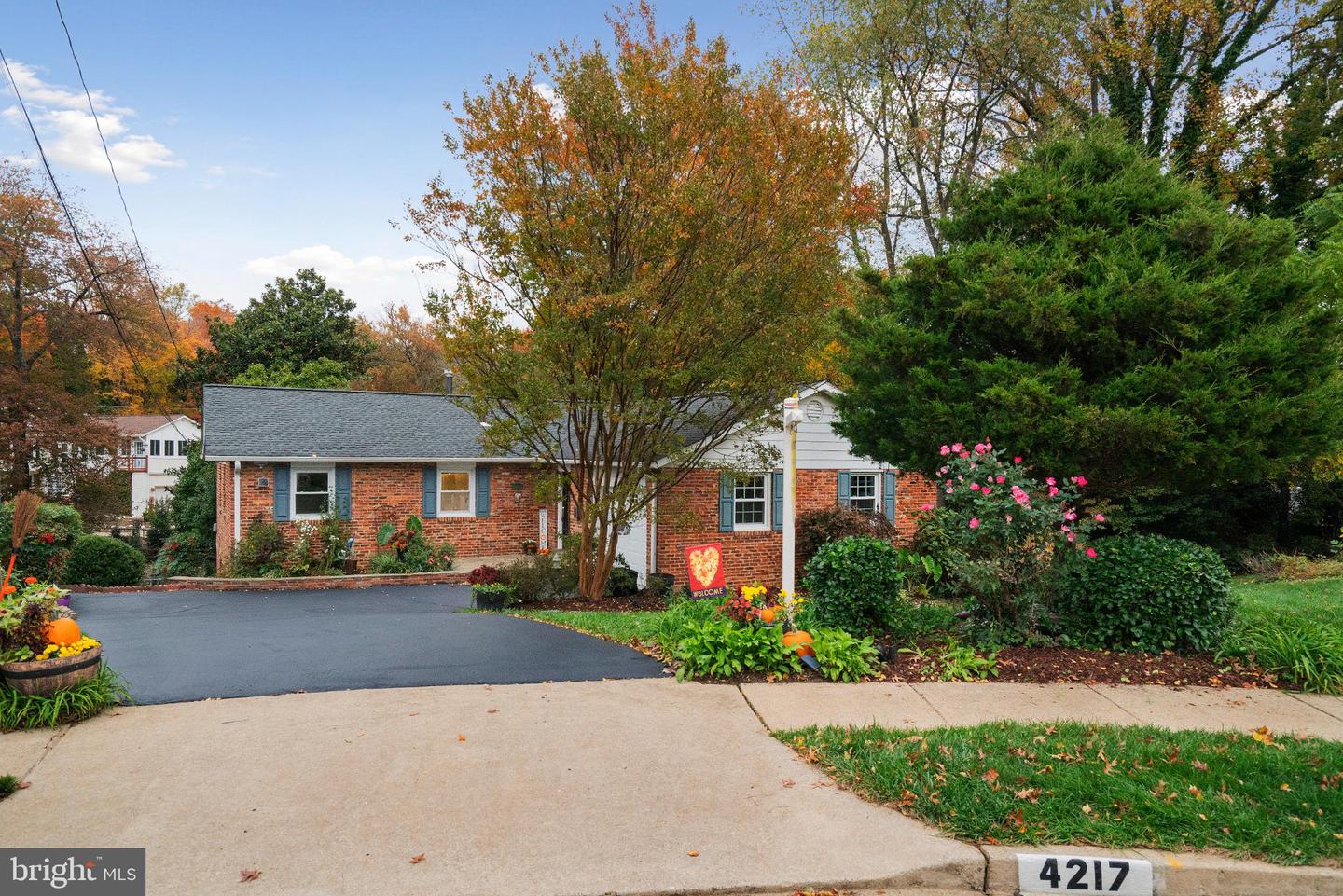 4217 N VALIANT CT, ANNANDALE, Virginia 22003, 4 Bedrooms Bedrooms, 14 Rooms Rooms,3 BathroomsBathrooms,Residential,For sale,4217 N VALIANT CT,VAFX2273644 MLS # VAFX2273644