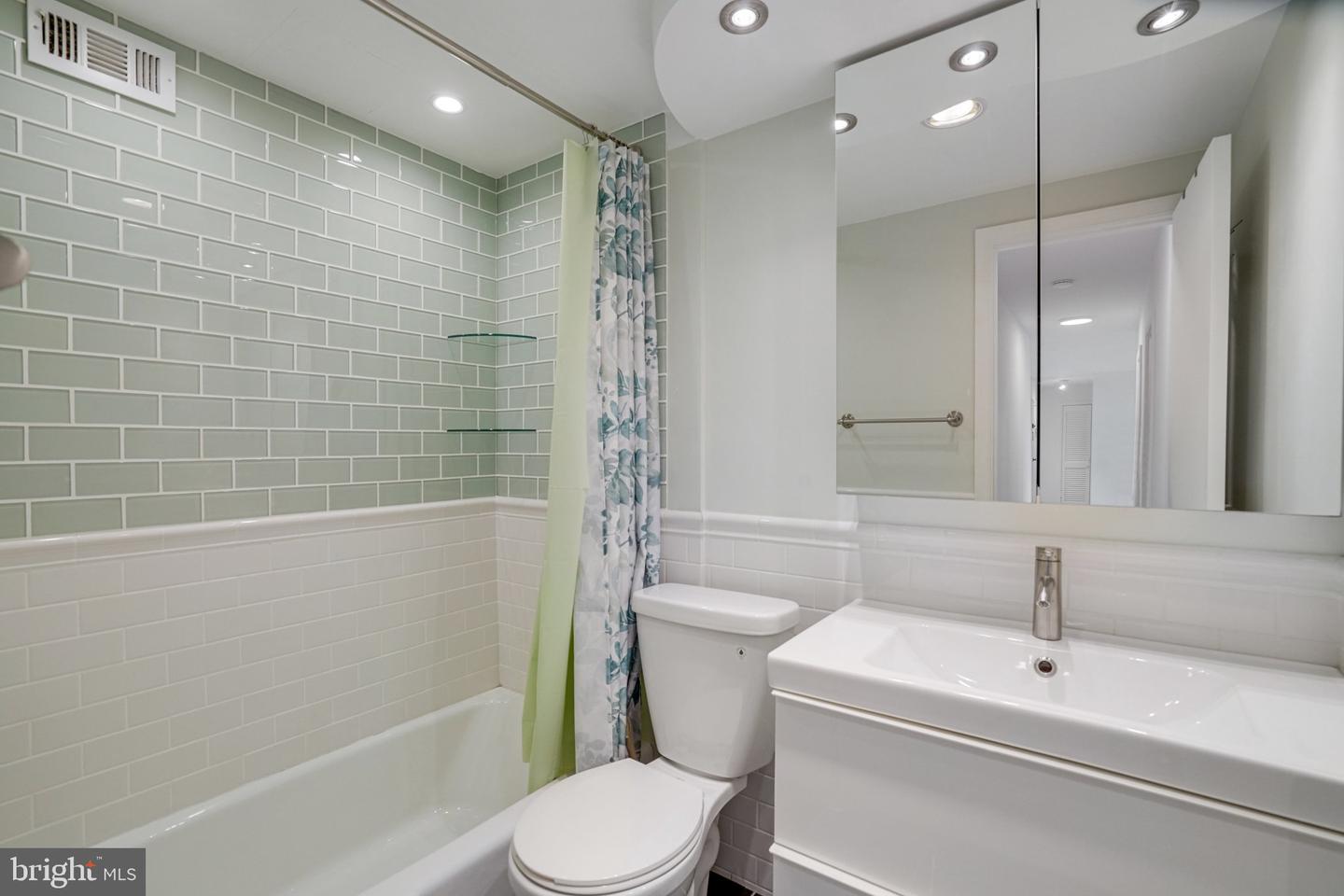 3245 RIO DR #901, FALLS CHURCH, Virginia 22041, 2 Bedrooms Bedrooms, ,2 BathroomsBathrooms,Residential,For sale,3245 RIO DR #901,VAFX2276774 MLS # VAFX2276774